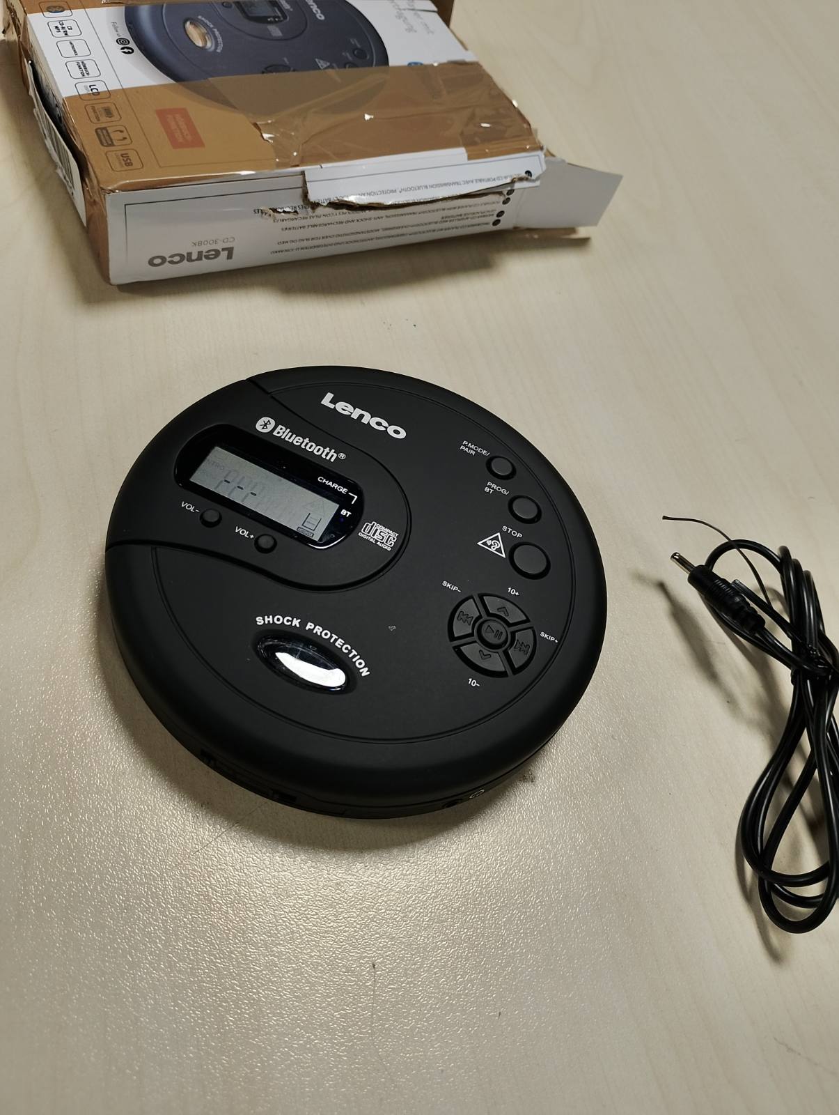292599 - LENCO CD-300 Walkman për CD të lëvizshëm, Bluetooth, Funksion MP3, Kundër goditjeve, 2 bateri 2000mAh, Kufje, Kabllo karikimi Micro USB, E zezë
