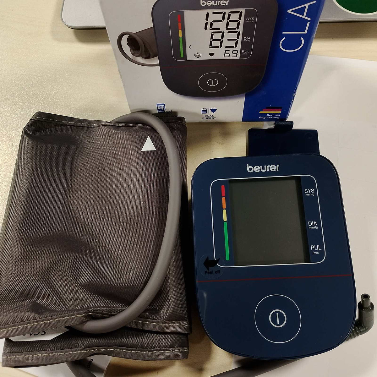 300710 - BEURER Monitor tensioni i gjakut BM 25, për krahun e sipërm, funksionim me një buton, matje e saktë, zbulim i aritmisë, port USB-C, manshetë, transferim të dhënash në Apple Health, blu.