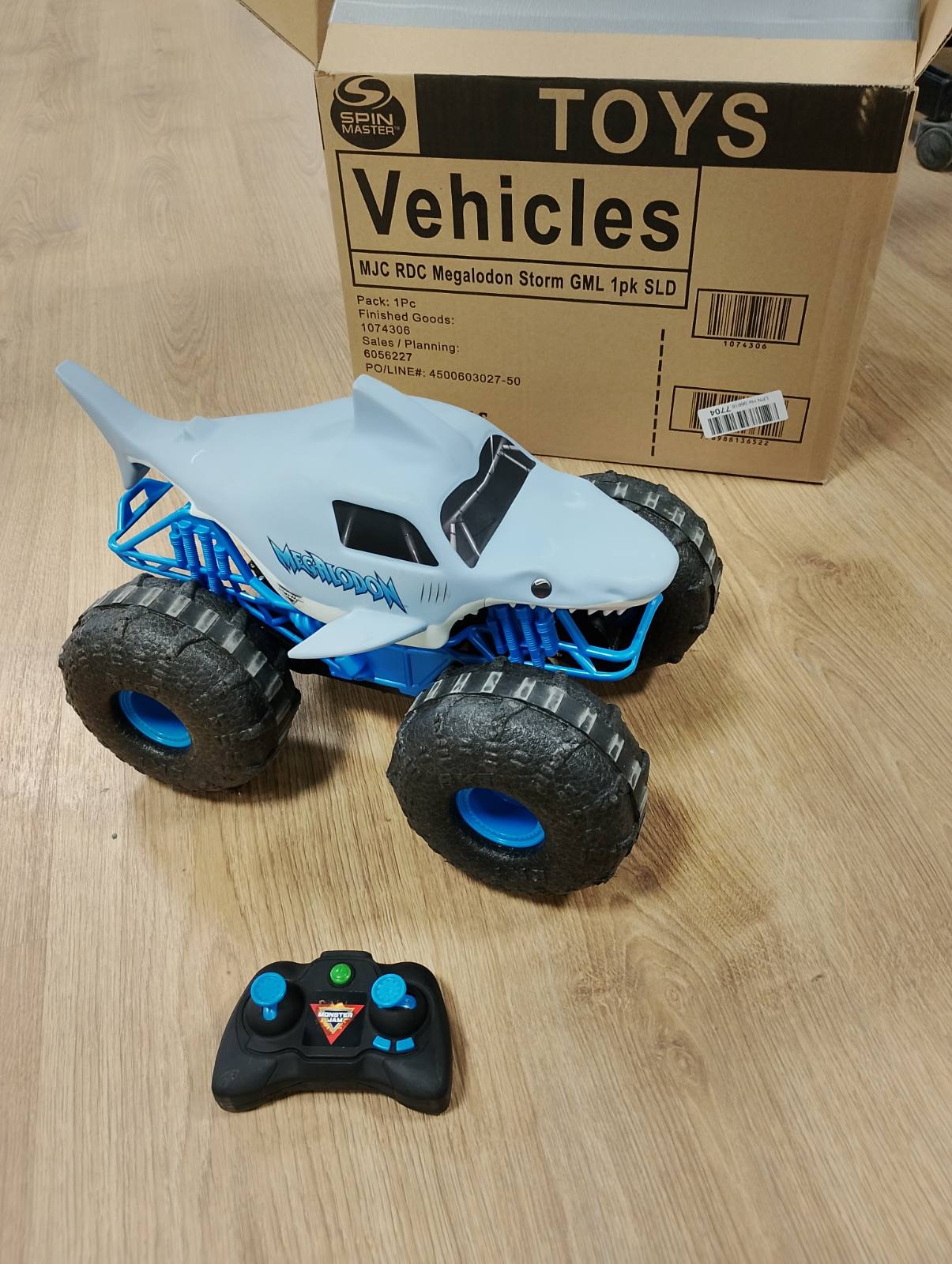 292809 - MONSTER JAM Kamion me telekomandë Megalodon Storm, Mjet amfib në dizajnin Shark për Tokë dhe Ujë, Shkalla 1:15, i lehtë për t’u përdorur, Mosha 4+, Blu