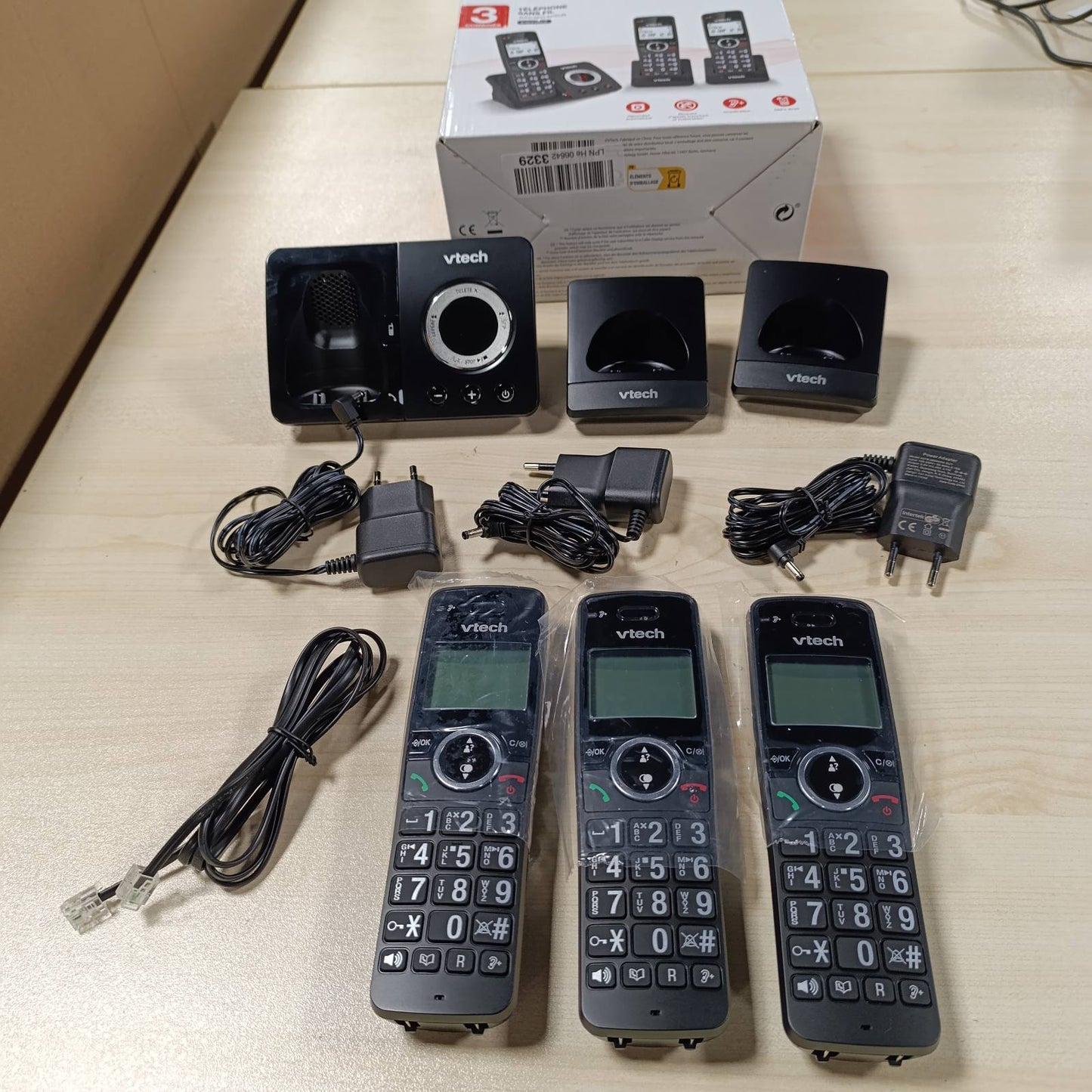 292548 - VTECH - Telefon me kabllo DECT me 3 aparate, sekretari telefonike, bllokim thirrjesh, ekran me ndriçim nga prapa, thirrje konference, jetëgjatësi baterie 18-orëshe, përforcues volumin, altoparlant, thirrje e shpejtë | ES2052