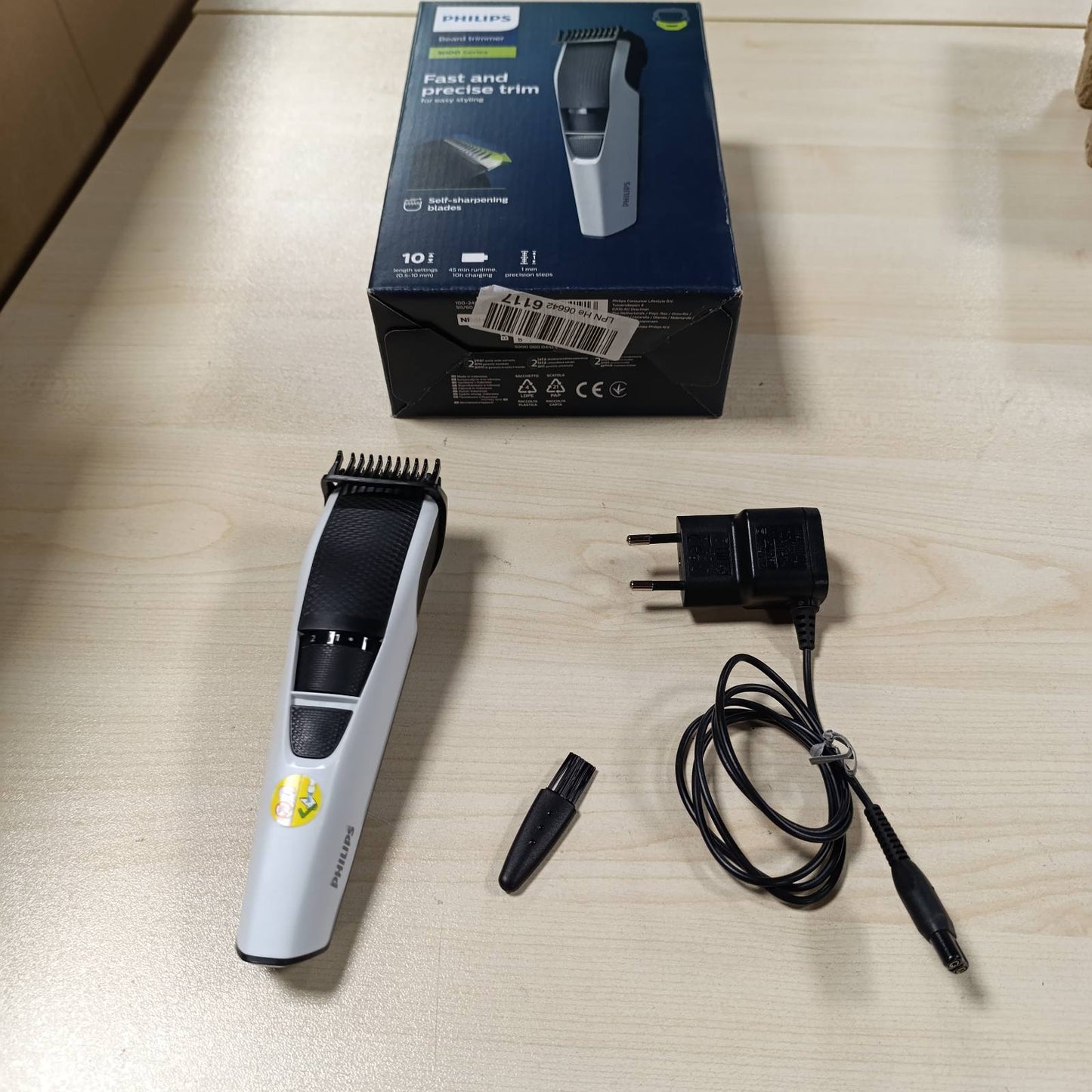317337 - PHILIPS Makinë prerëse për mjekër Seria 3000, Teknologji Ngritjeje dhe Shkurtimi, Tehe të rrumbullakosura, 10 gjatësi të rregullueshme, Krehër Udhëzues, 100% i papërshkueshëm nga uji, Tregues baterie, Modeli BT3206/14