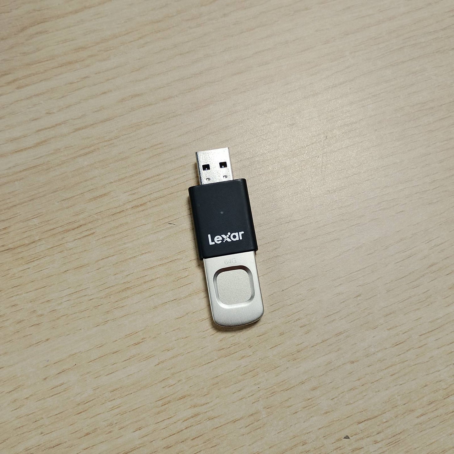 319780 - LEXAR JumpDrive 64GB, USB 3.0, 300MB/s lexim, 150MB/s shkrim, 10 ID të gjurmëve të gishtave