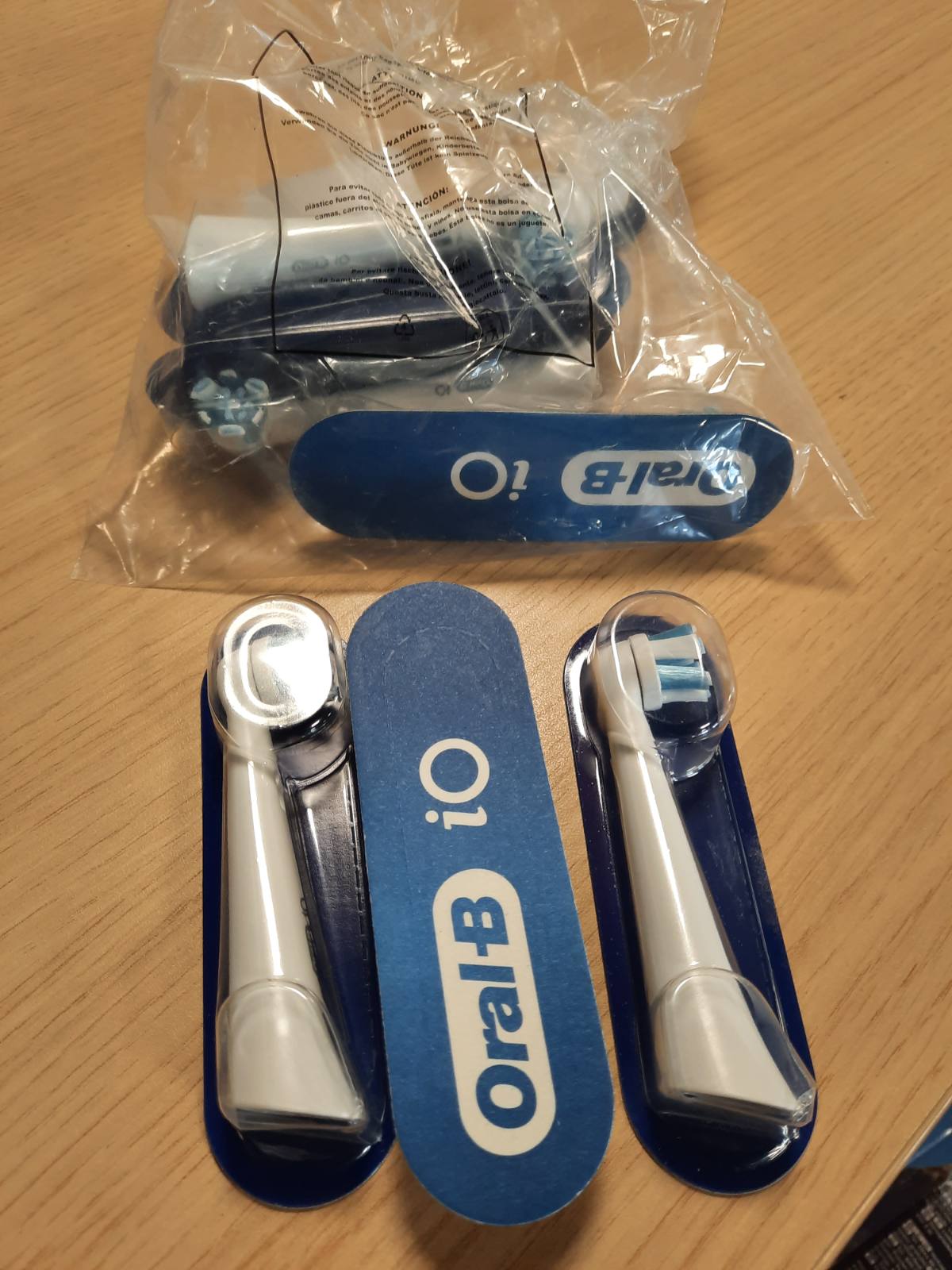 315621 - ORAL-B Koka Furçash Zëvendësuese Ultimate Clean, Pako me 8, të Bardha – Mbushëse për Furçën Elektrike të Dhëmbëve iO, Kokë e Rrumbullakët për Pastrim të Thellë.