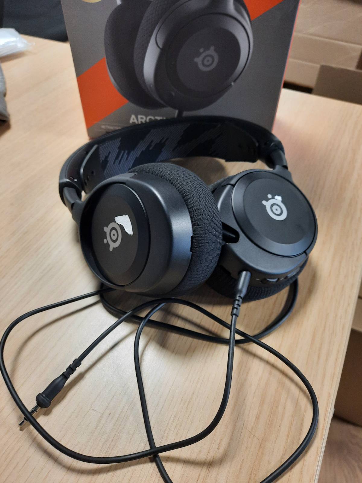 319773 - STEELSERIES ARCTIS NOVA 1 - Kufje Lojërash, Hi-Fi, Drajverë, Tingull Hapësinor 360°, Jastëkë Veshësh me Shkumë Memorieje, Mikrofon me Anulim Zhurmesh, PC, PS5, PS4, Switch, Xbox, E Zezë