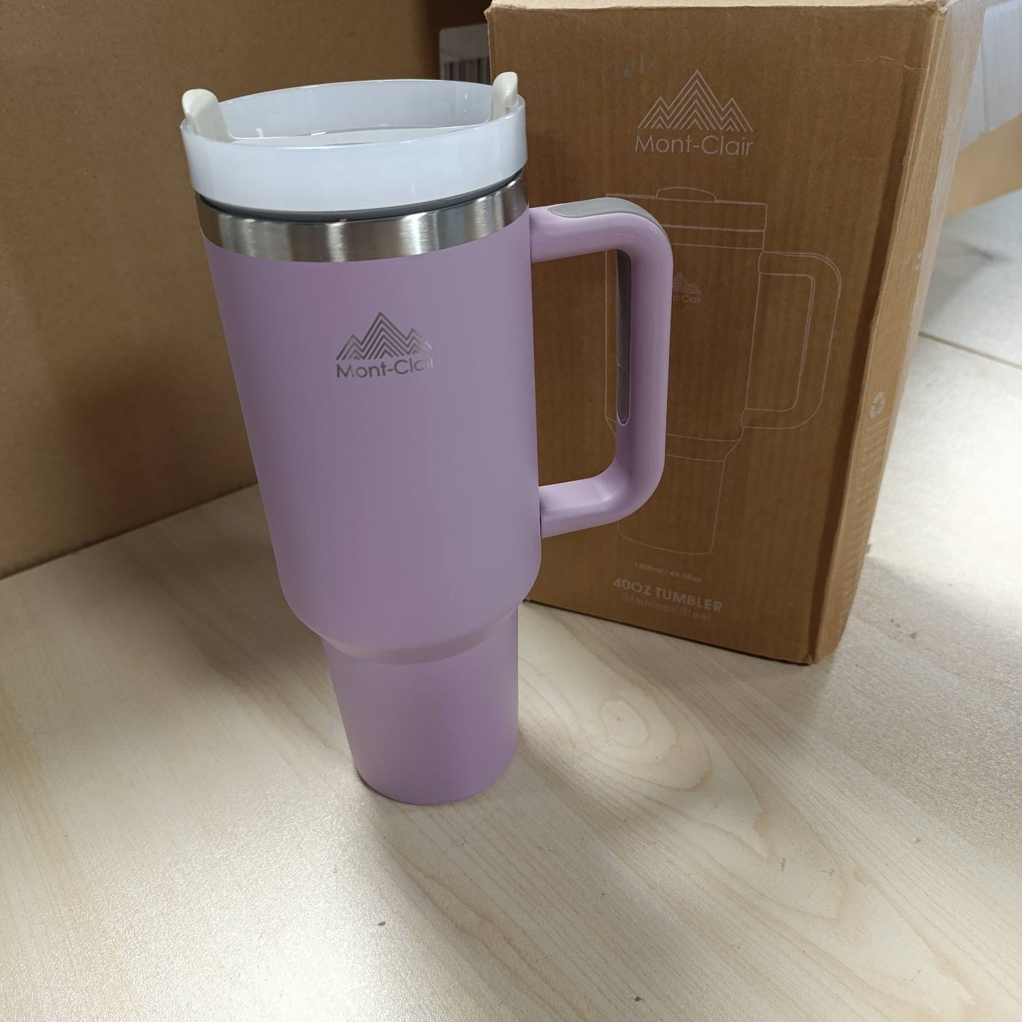 277553 - GOTË 40OZ - Filxhan kafeje i izoluar me kashtë dhe kapak - Filxhan termik prej çeliku inox me dorezë - Kapacitet 1200ml - Mban pijet të ftohta për 10 orë - Mban akull për 48 orë - Vjollcë