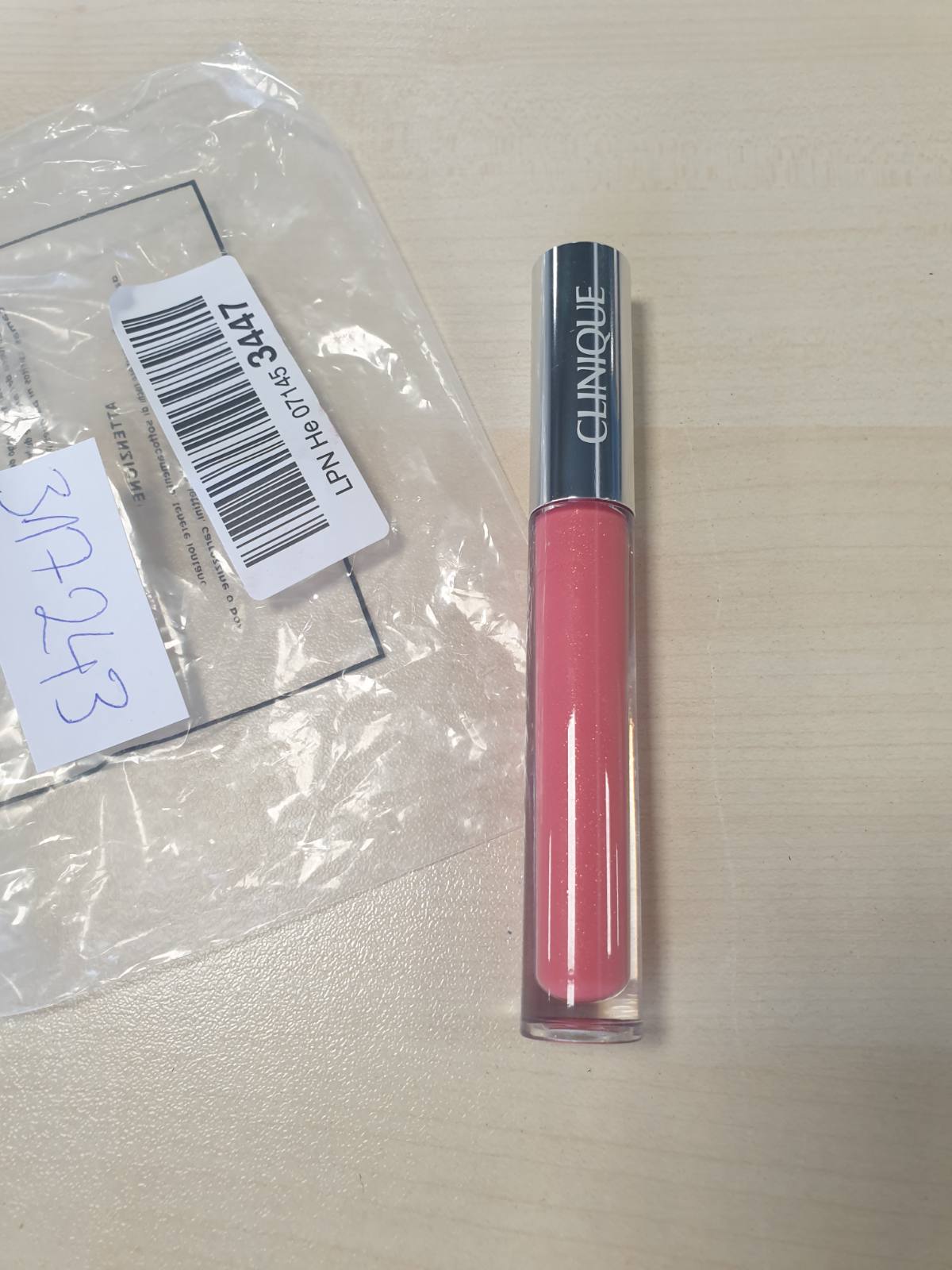 317243 - CLINIQUE Shkëlqyes buzësh Pop Plush™ - Ultra i butë, me acid hialuronik, aloe, avokado, gjalpë shea, hidratues, 3.5 g