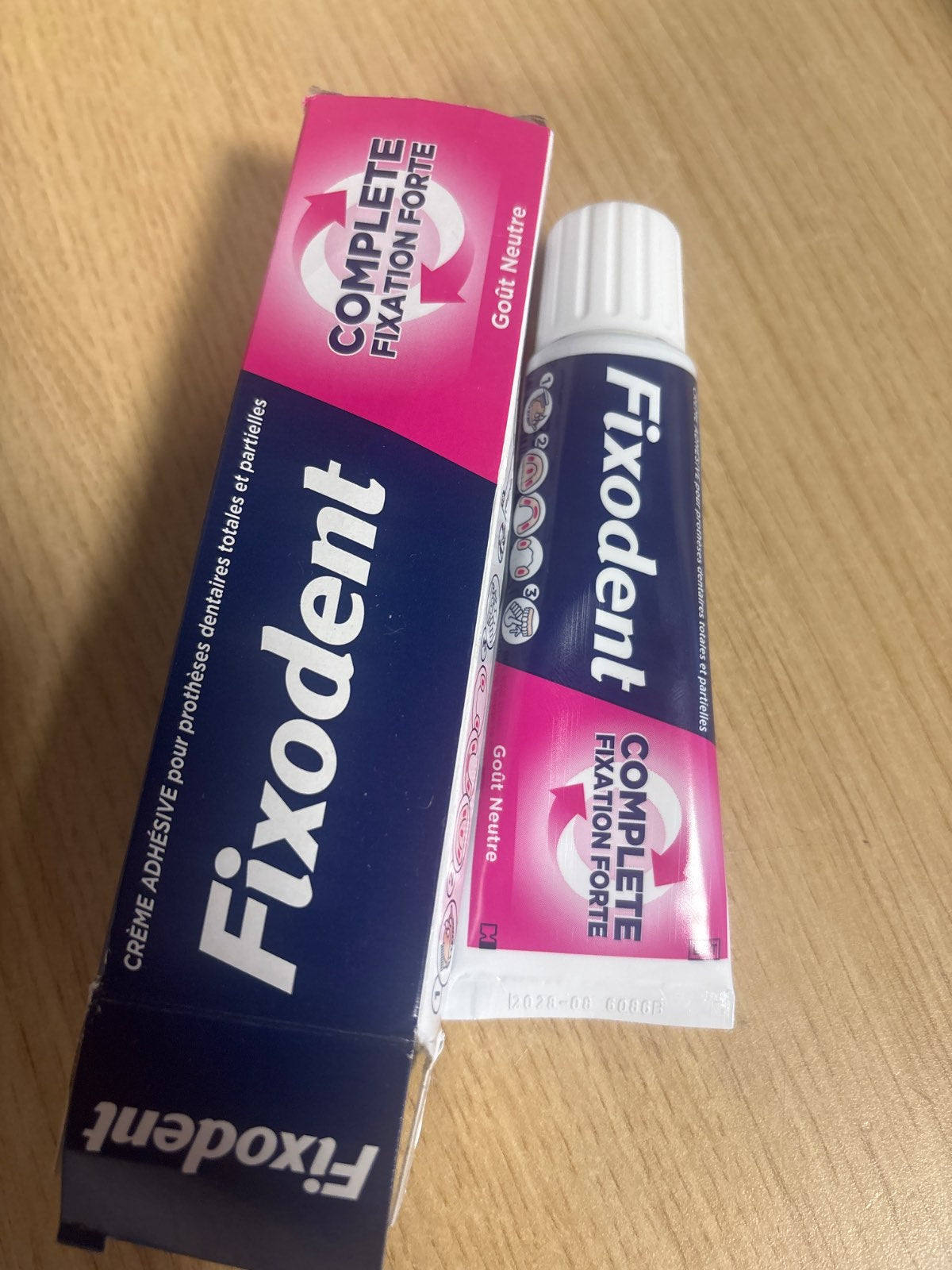 319032 - FIXODENT Krem ngjitës me aromë neutrale për proteza totale dhe të pjesshme, 47ml