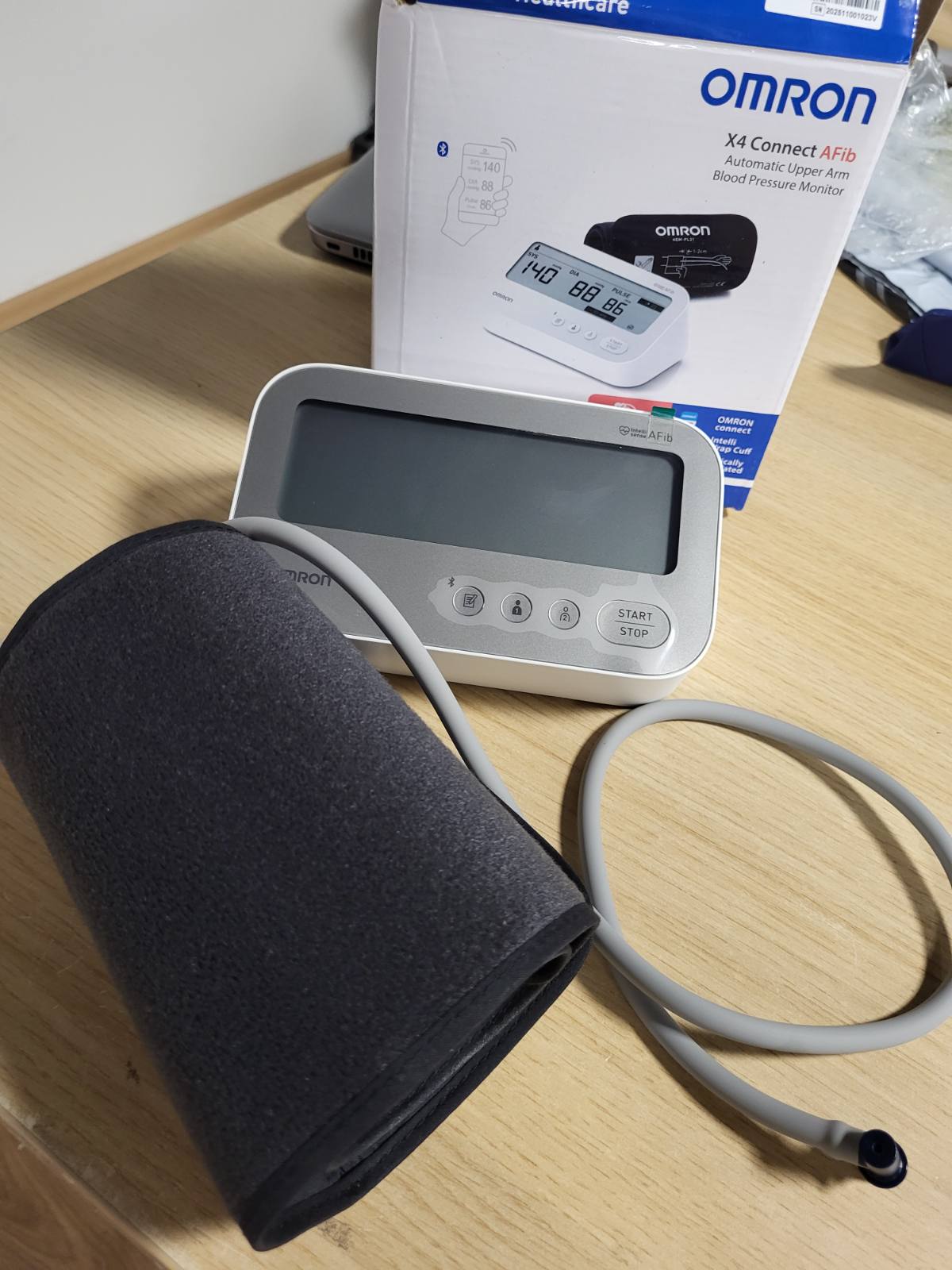 274940 - OMRON X4 Connect AFib, Monitor automatik i tensionit të gjakut me aplikacion dhe Bluetooth, për krahun e sipërm, zbulim fibrilacioni atrial (AFib), 22-42 cm