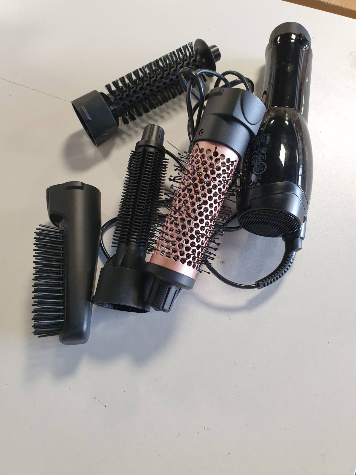 320955 - BABYLISS Smooth Finish 1200 – Furçë me ajër të nxehtë 4-në-1, 1200W, Teknologji Jonike dhe Qeramike, 4 aksesorë, E zezë/Rozë, AS122E