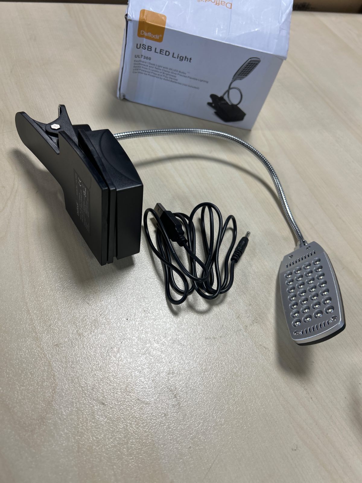 273759 - DAFFODIL ULT300 Llambë LED e Zezë me Kapëse dhe Bateri dhe Furnizim me Energji USB, 28 Llamba, 3 Mënyra Ndriçimi, për Zyrë, Shtrat, Punë, Lexim, Tastierë, Tavolinë, Libër, Ekran Kompjuteri
