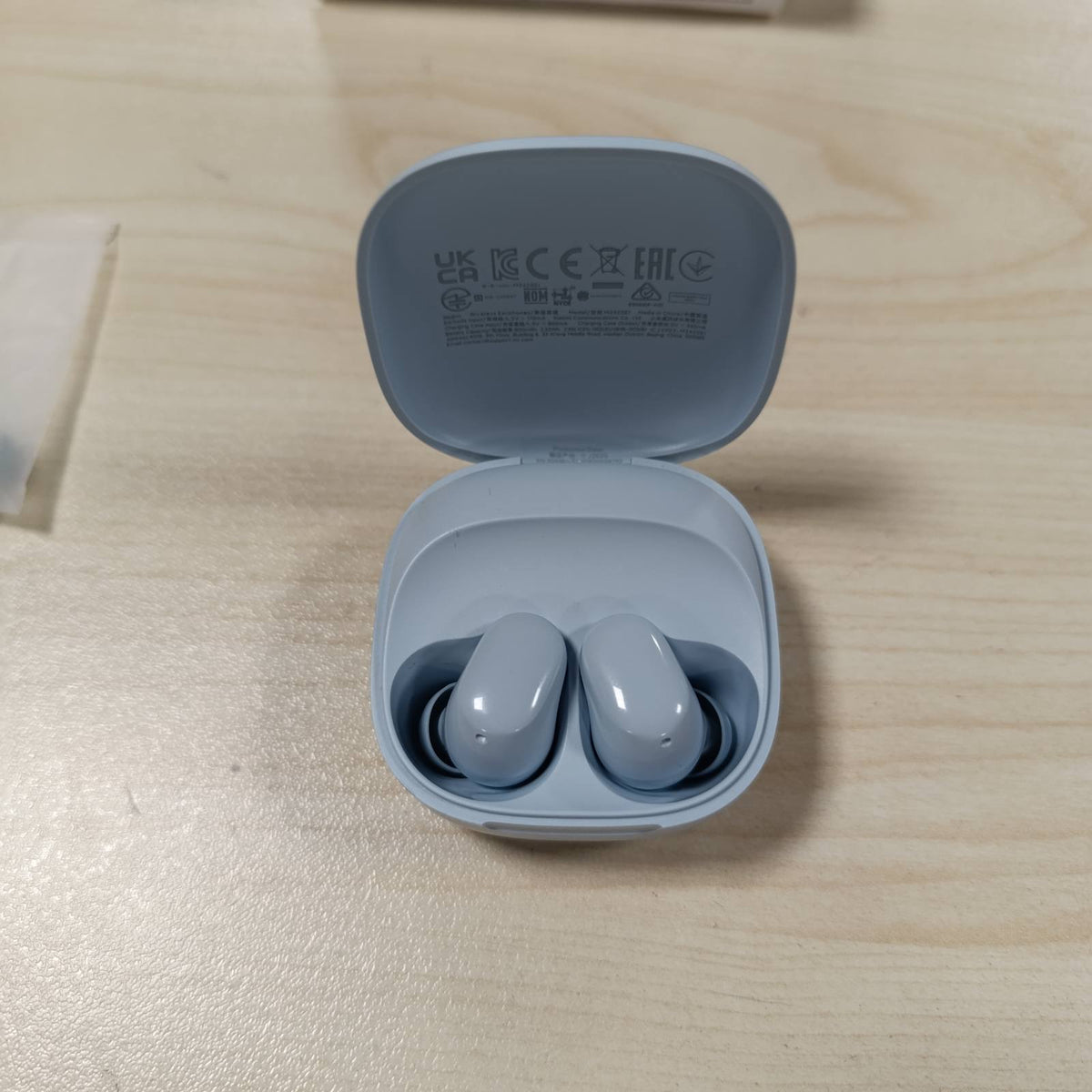 320448 - REDMI - Buds 6 Play - Kufje në vesh, jetëgjatësi baterie 36 orë, altoparlantë dinamikë 10 mm, anulim zhurme AI, Bluetooth 5.4, karikim i shpejtë