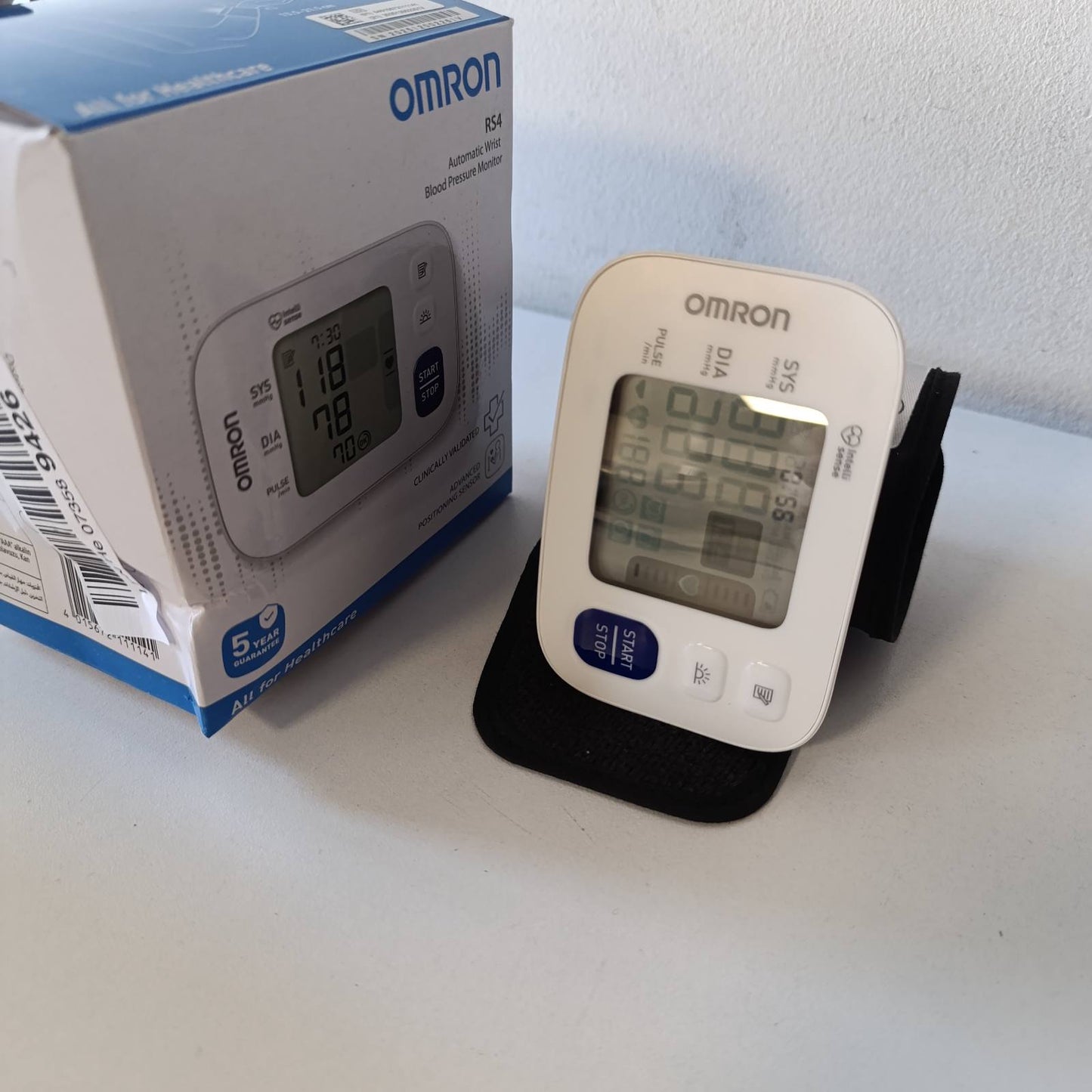315915 - OMRON Monitor automatik i tensionit të gjakut për kyçin e dorës RS4, i validuar klinikisht, me memorie, sensor pozicionimi, kontroll i përshtatshmërisë së manshetës