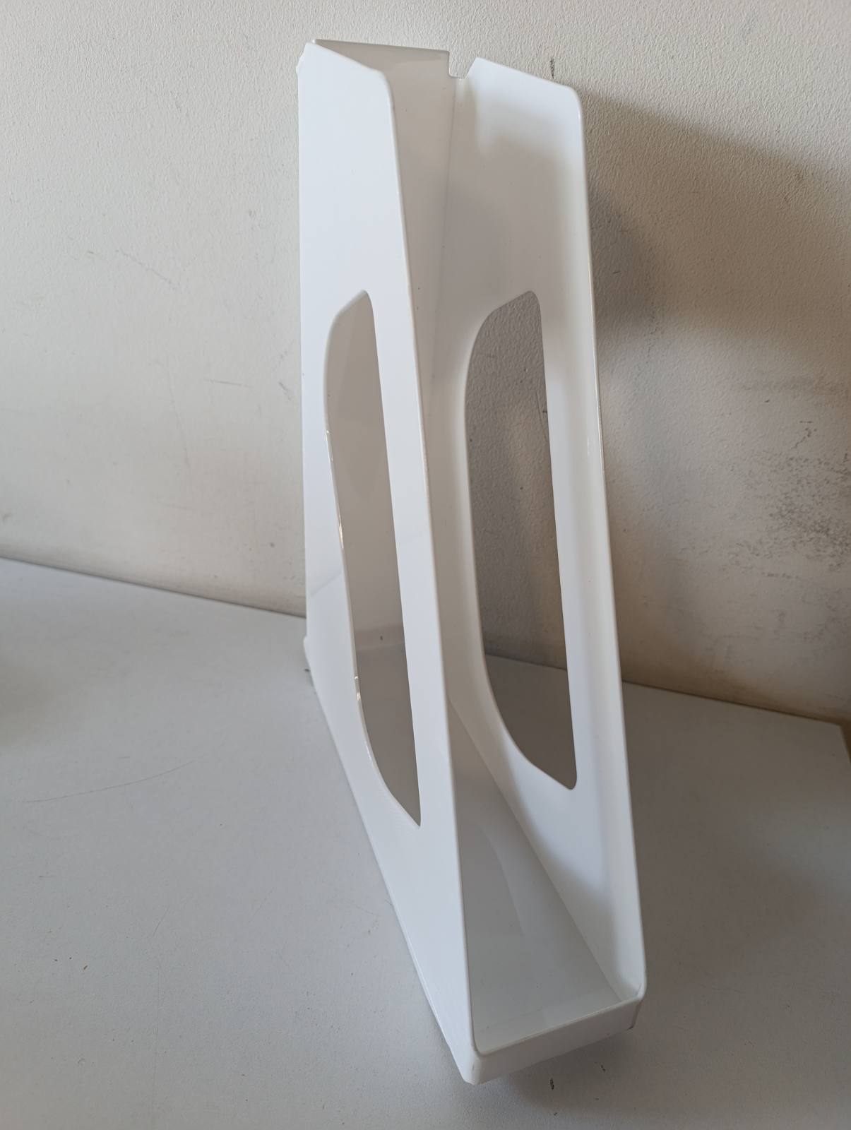 277200 - ESSELTE VIVIDA Raft Revistash Plastik, A4, e bardhë, 628215