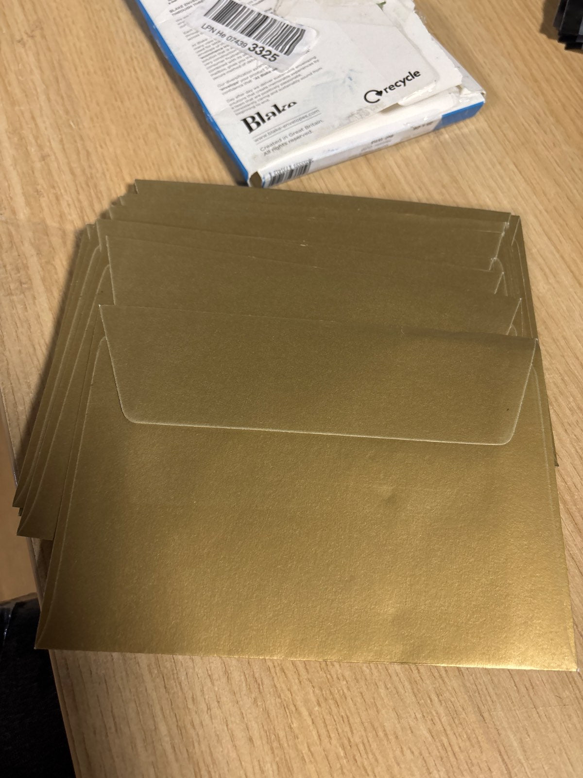 274542 - BLAKE CREATIVE Shine C6 114 x 162 mm 130 gsm - Zarf - Kapak vetëngjitës me shirit mbrojtës - Ari metalik (paketë me 25 copë)