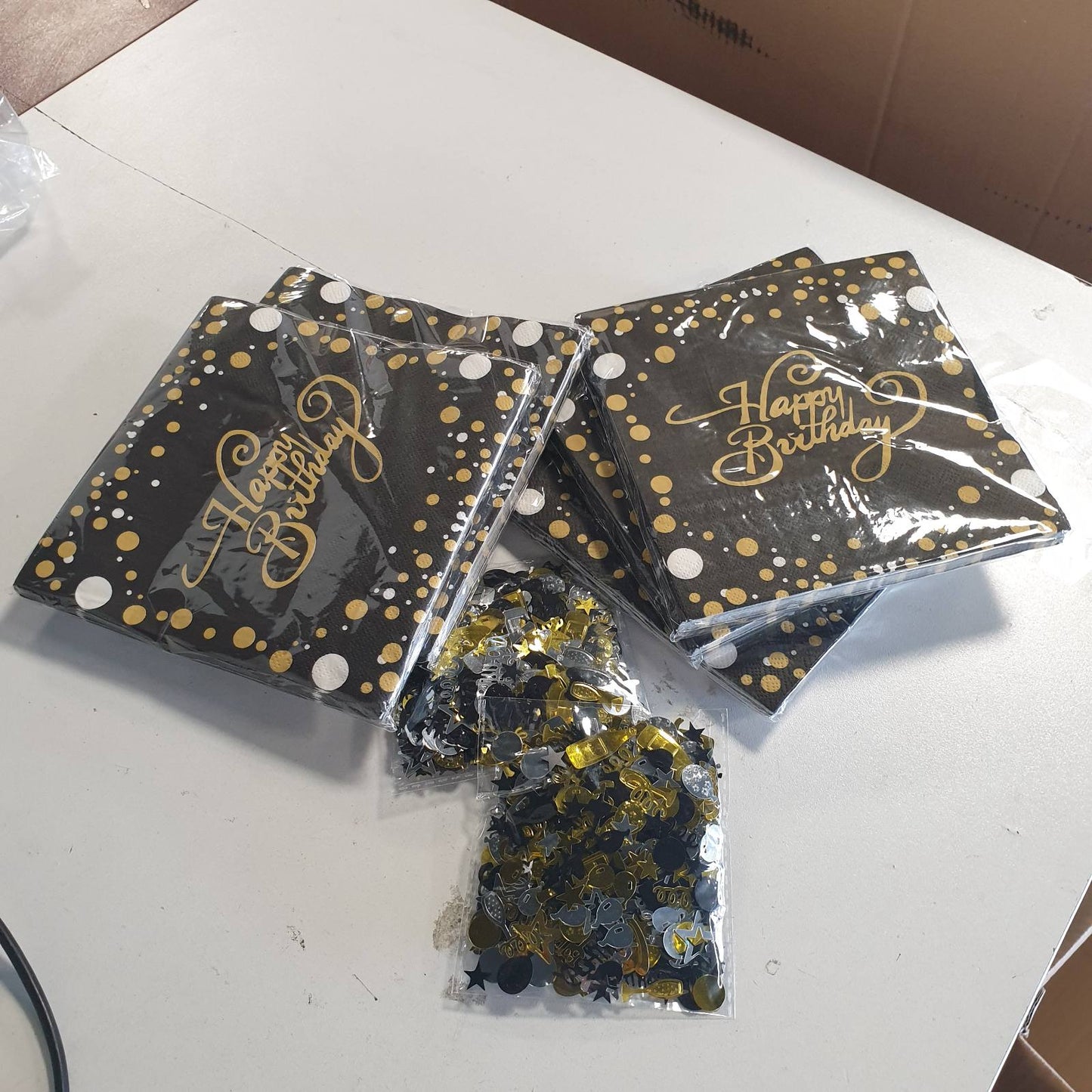 274467 - Finemark Pako me 100 peceta 'Gëzuar Ditëlindjen', 33 x 33 cm, të zeza dhe të arta, dekorim tavoline për ditëlindje dhe përvjetorë