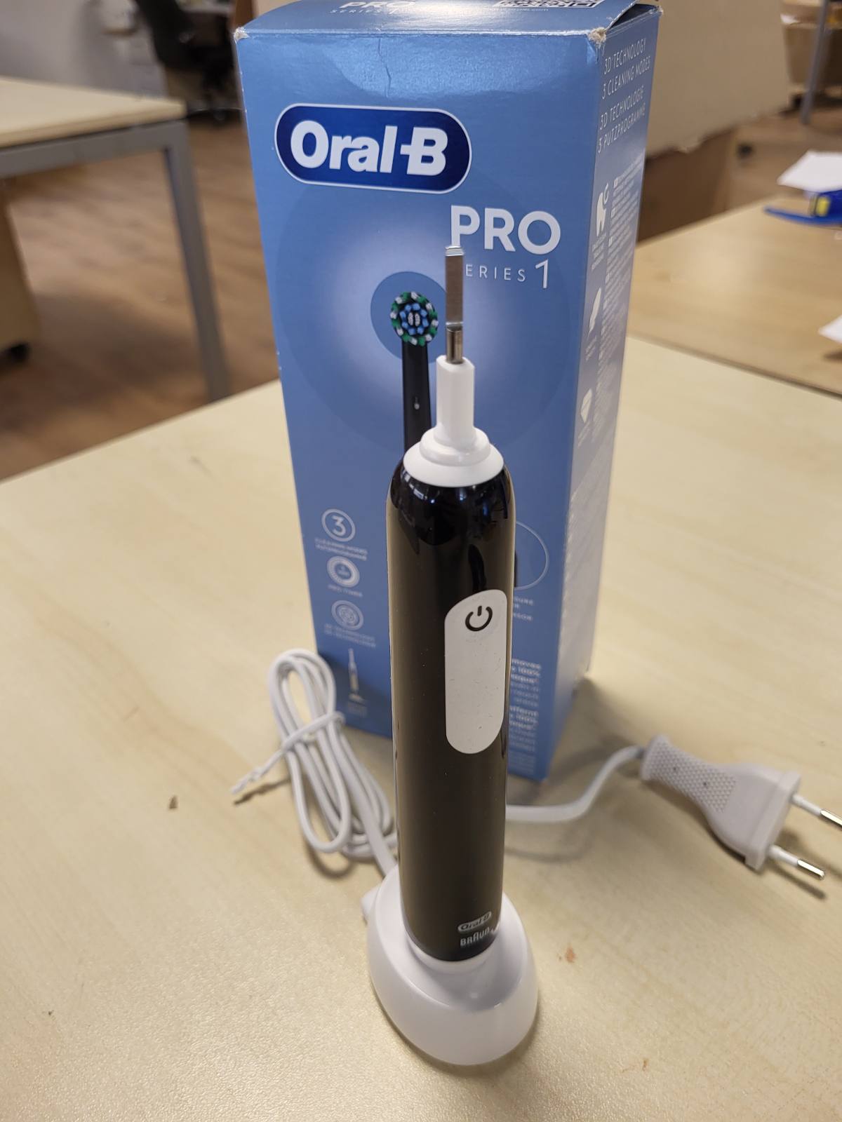 275183 - ORAL-B Pro 1, furçë dhëmbësh elektrike me kokë furçe zëvendësuese, e zezë, 3 mënyra pastrimi: furçë të ndjeshme, rrotulluese-osciluese dhe pulsuese, karikim