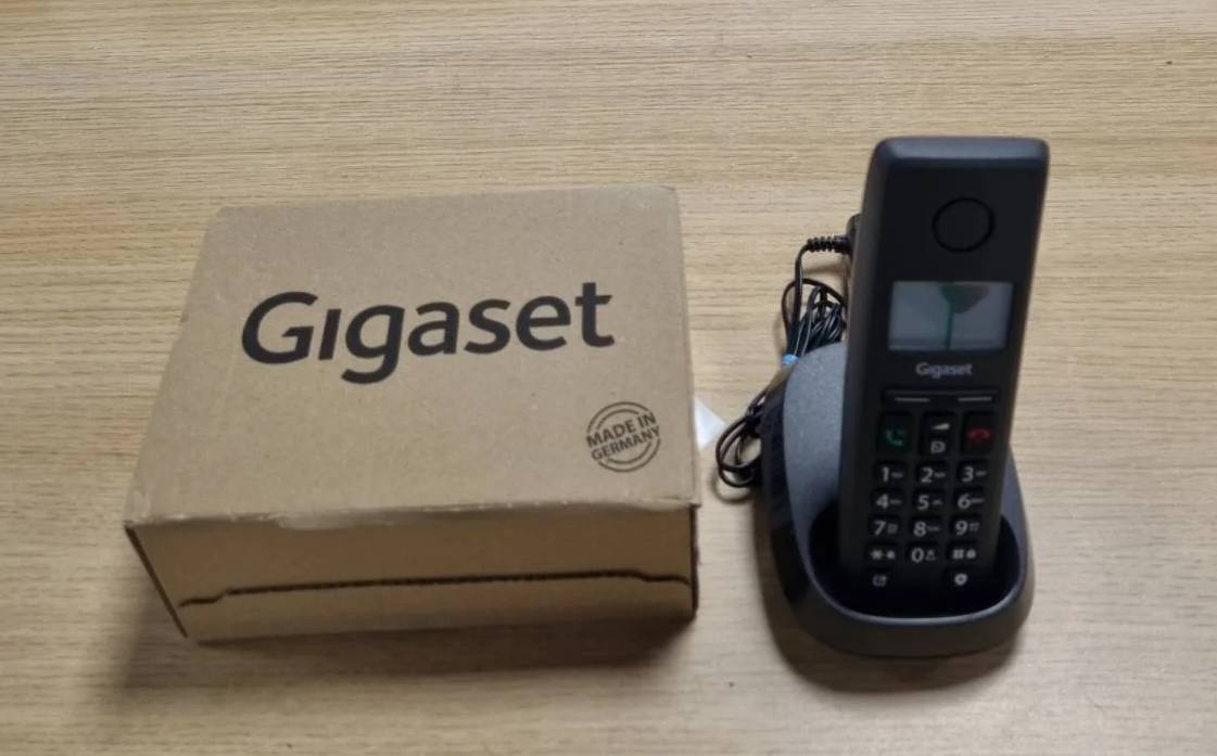 273556 - GIGASET PURE 220, Telefon DECT me buton bllokimi thirrjesh, funksion pa duar, pajtueshëm me aparatin e dëgjimit, libër adresash 80 kontakte, e zezë antracit