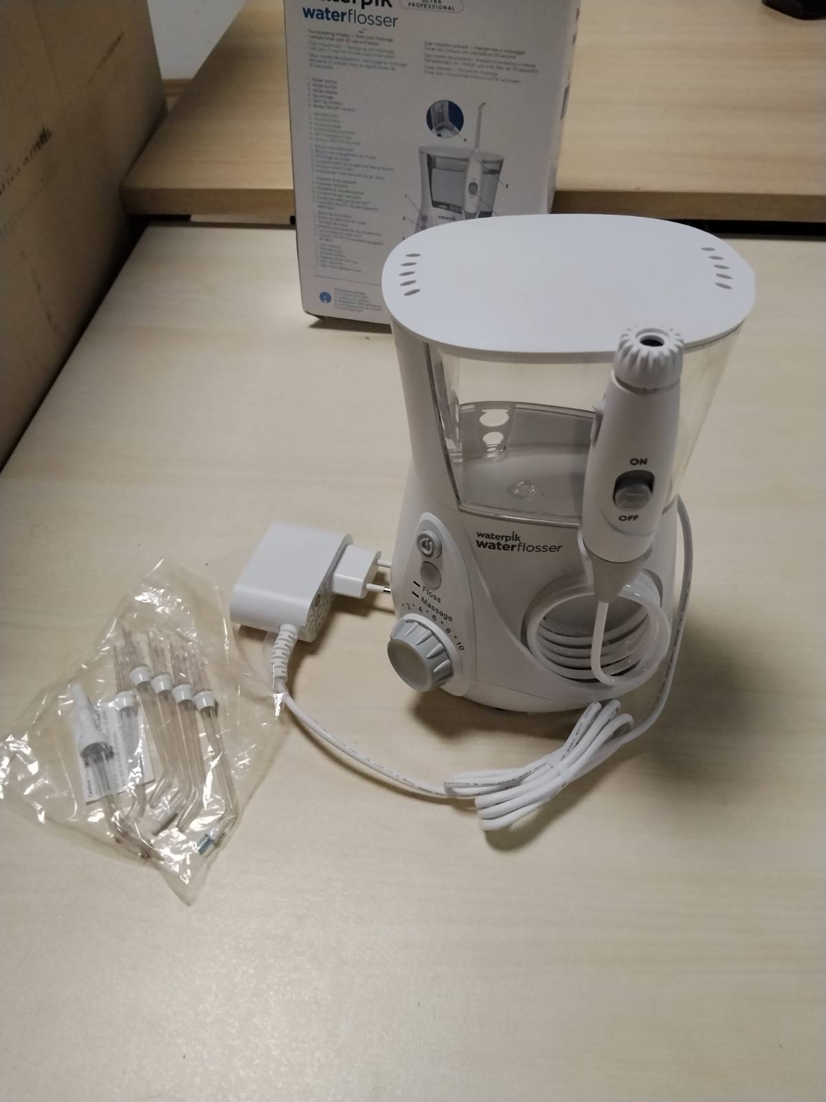 301644 - WATERPIK Pastrues uji ultra profesional, 6 maja, 10 nivele presioni, largon pllakën, e bardhë (WF-660EU)
