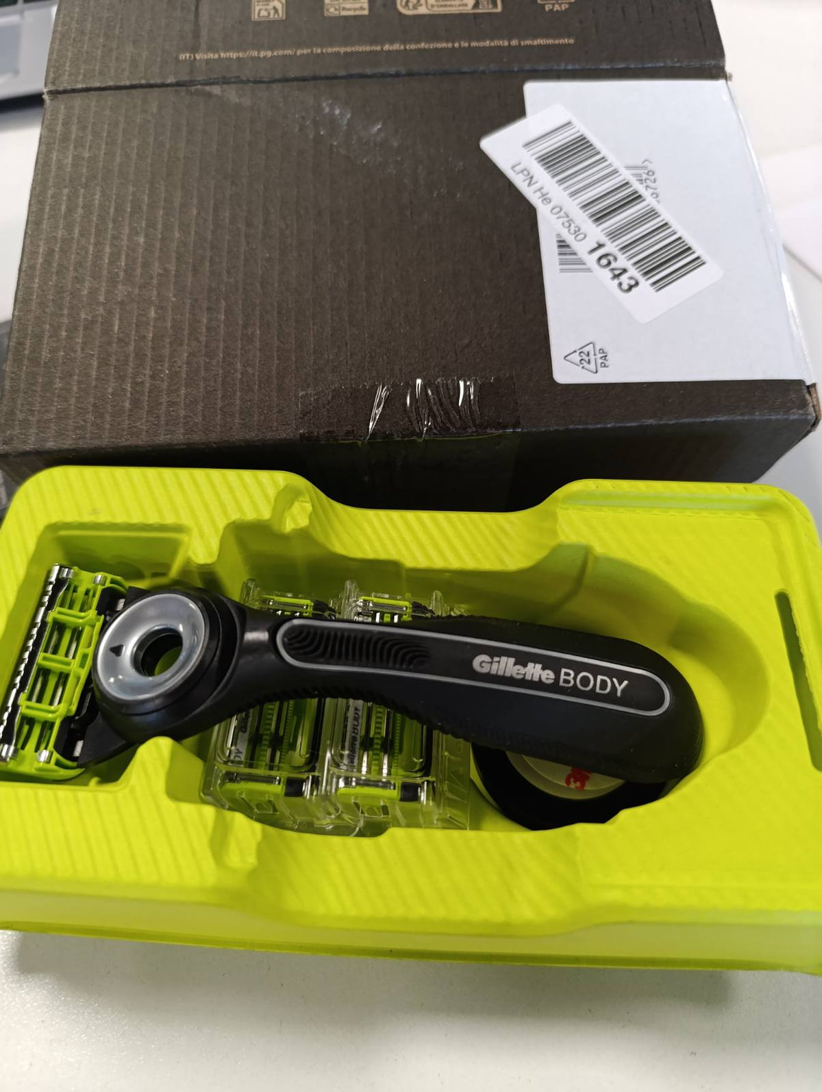 300653 - GILLETTE LABS Brisk për meshkuj Body + Intimate, rruajtje trupi dhe pubike, 3 mbushje, dorezë e lehtë për t'u kapur, fishek me qime kundër rritjes së flokëve, shirit acarimi.