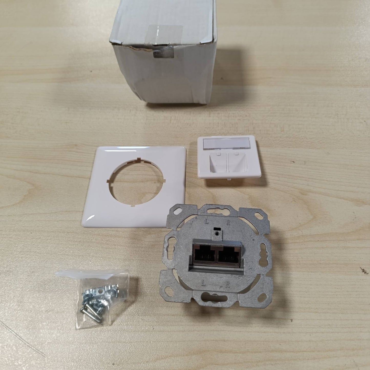 274676 - DIGITUS Kutia e Lidhjes LSA Cat-6 – RJ45 me 2 Porta – Prizë Rrjeti e Montuar në Rrip ose në Sipërfaqe – Hyrje Horizontale e Kabllit – 1 Gbps – E Mbrojtur – E Përputhshme me PoE – E Bardhë RAL9003