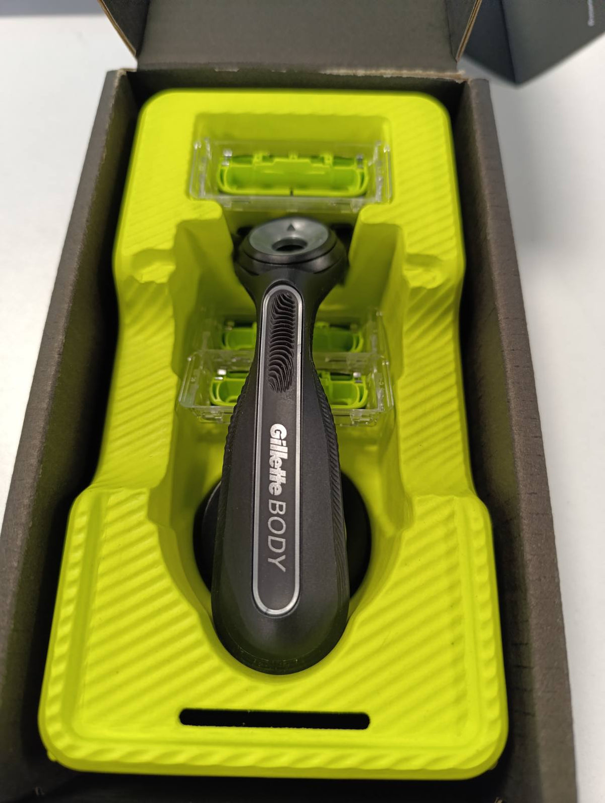 300654 - GILLETTE LABS Brisk për meshkuj Body + Intimate, rruajtje trupi dhe pubike, 3 mbushje, dorezë e lehtë për t'u kapur, fishek me qime kundër rritjes së flokëve, shirit acarimi.
