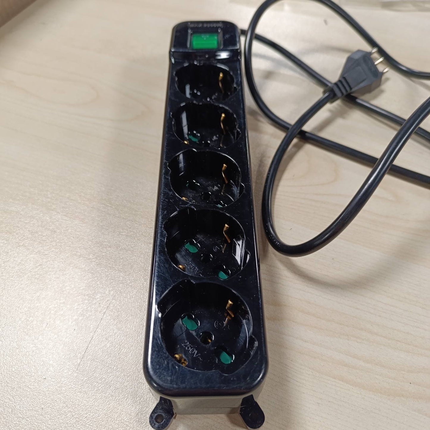 269285 - TECNOWARE Sistemet e Energjisë, Shirit elektrik me 5 priza SCHUKO/Italia 10/16 A, çelës i ndriçuar, mbrojtje nga fëmijët, kabllo 150 cm, e zezë