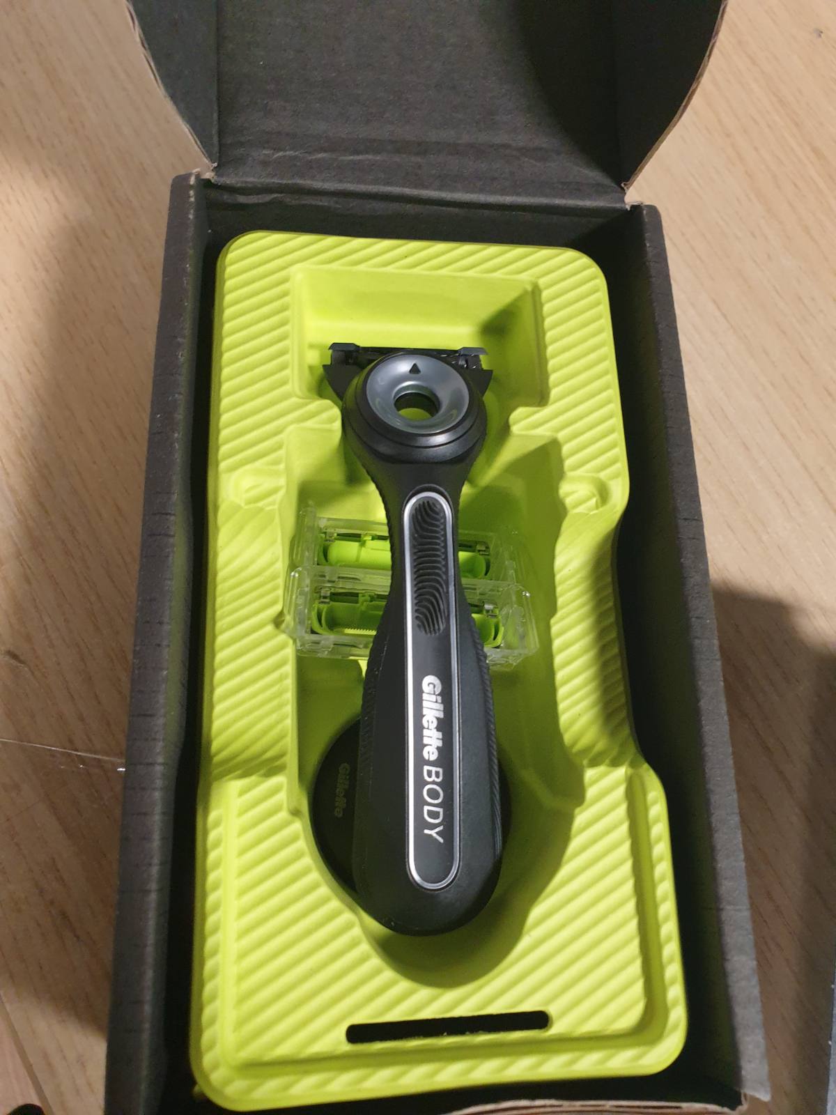 300651 - GILLETTE LABS Brisk për meshkuj Body + Intimate, rruajtje trupi dhe pubike, 3 mbushje, dorezë e lehtë për t'u kapur, fishek me qime kundër rritjes së flokëve, shirit acarimi.