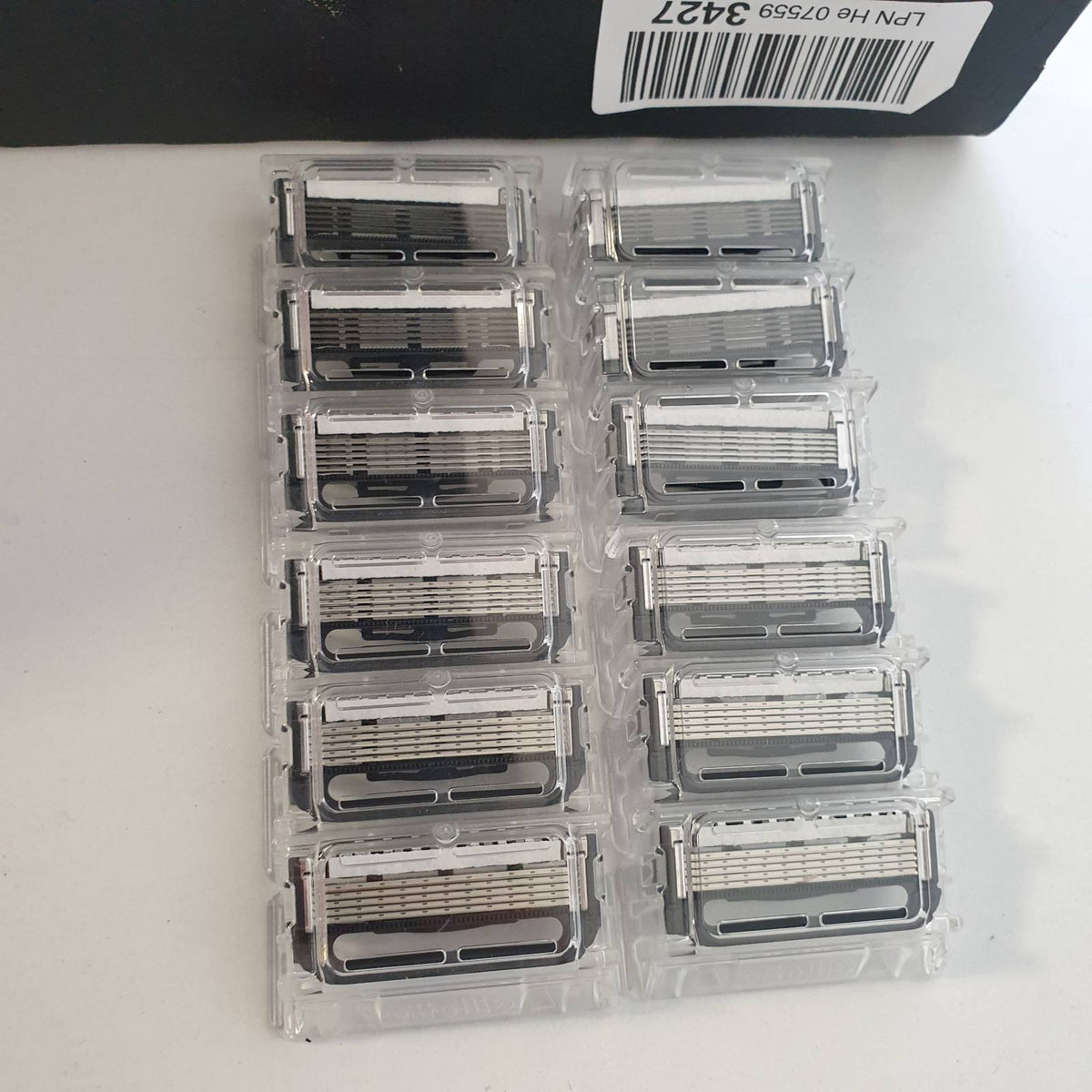 300375 - GILLETTE LABS Pako me 12 mbushëse brisku origjinalë për meshkuj, me 5 tehe çeliku inox ultra të mprehta, shirit eksfoliues, i pajtueshëm me dorezat Gillette Labs
