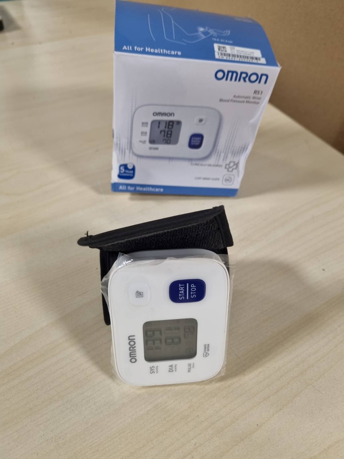 300635 - OMRON Monitor dixhital i tensionit të gjakut për kyçin e dorës RS1, i validuar klinikisht