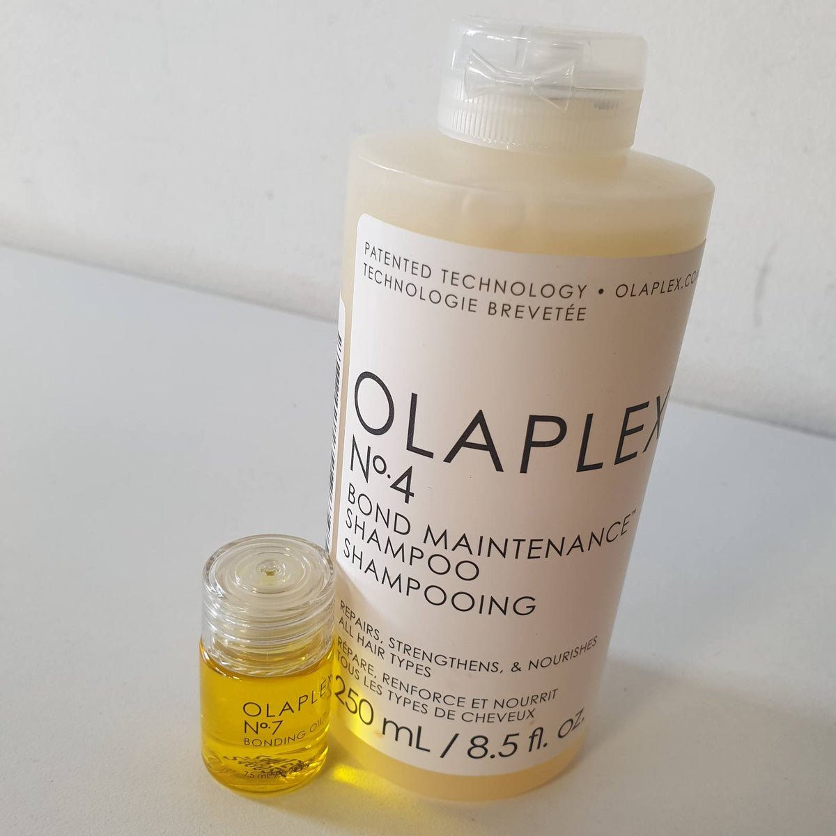 301733 - OLAPLEX Seti i flokëve Wash and Shine: Nr. 4, 5, 7 - Set shampo dhe balsami për të pastruar, hidratuar dhe kontrolluar kaçurrelat deri në 72 orë, Vaj lidhës për të rritur shkëlqimin dhe për të mbrojtur.