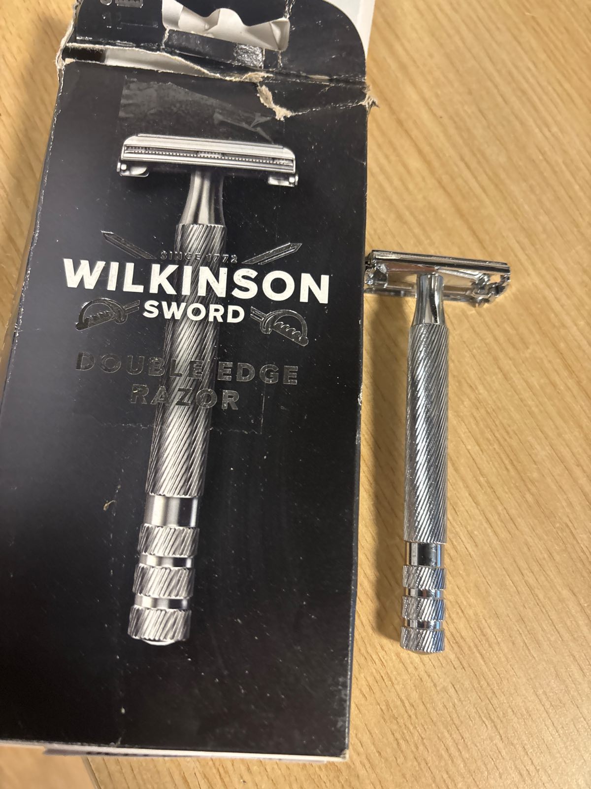 321557 - WILKINSON SWORD - The Edger Barber's Style - Brisk për Burra - Brisk Sigurie + 5 Tehe me Dy Tehe