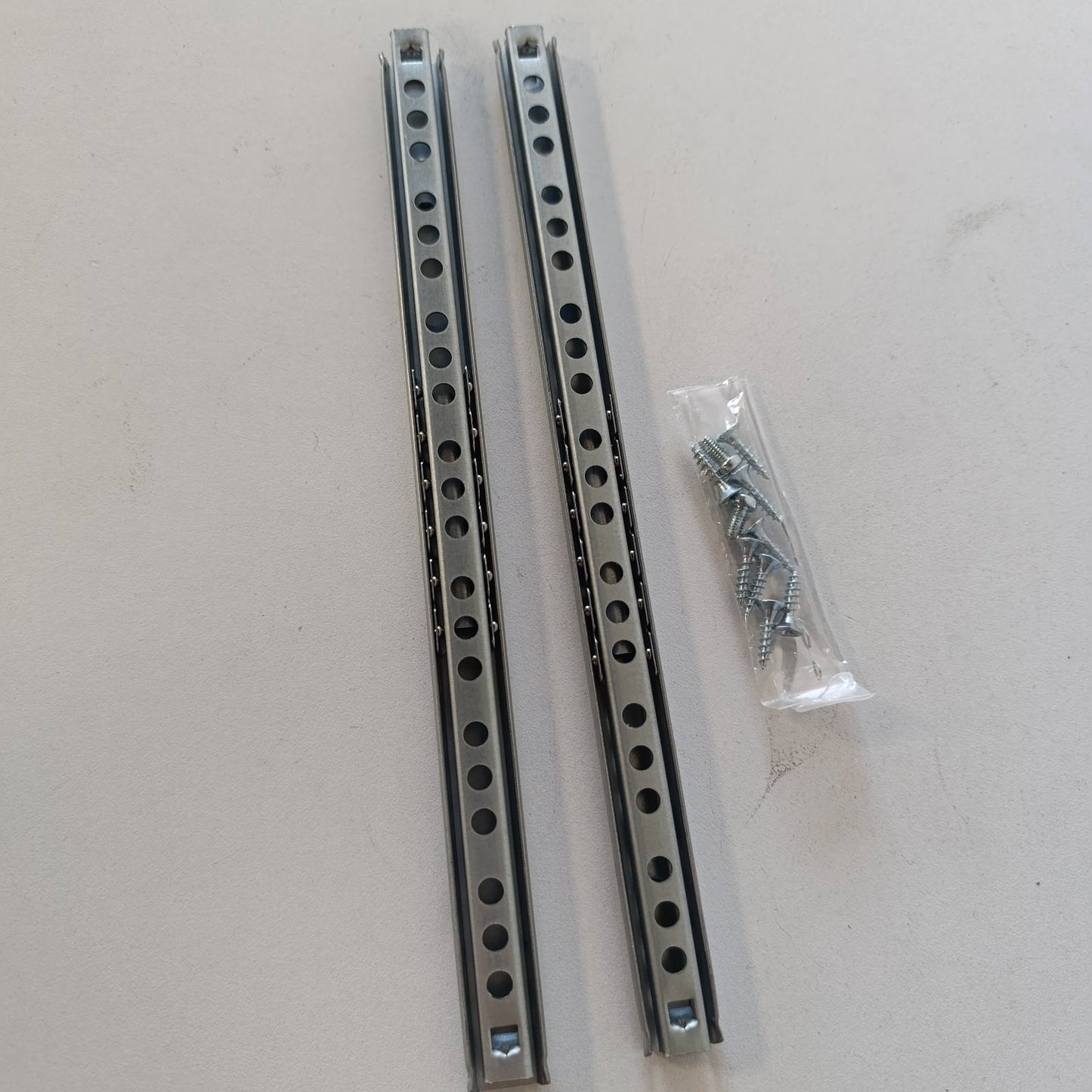 289254 - HELPMATE Rrëshqitëse sirtari me kanal 17 mm, gjatësi 246 mm, 1 palë (2 copë), çelik i galvanizuar, argjend, përfshin pajisjet e montimit