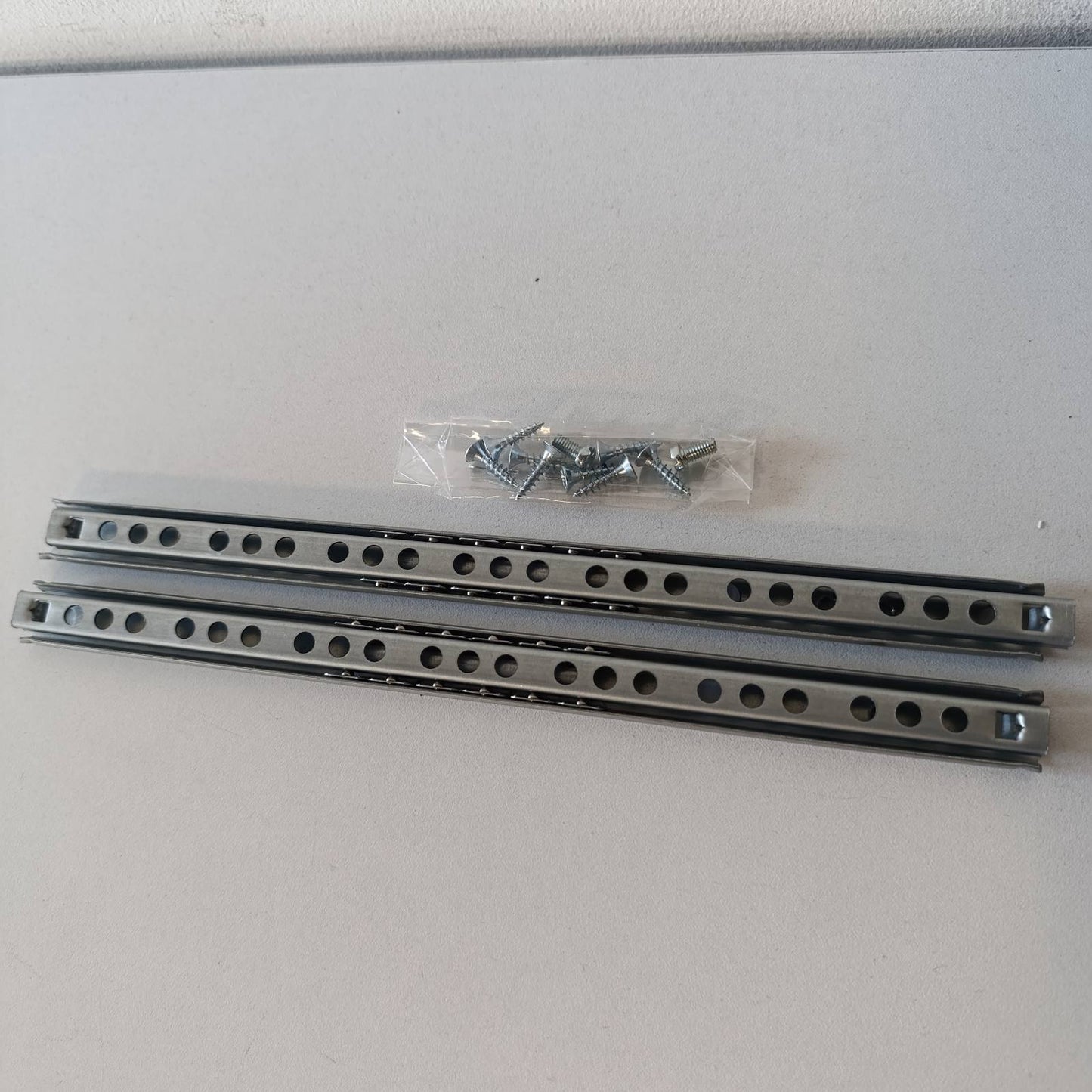 289255 - HELPMATE Rrëshqitëse sirtari me kanal 17 mm, gjatësi 246 mm, 1 palë (2 copë), çelik i galvanizuar, argjend, përfshin pajisjet e montimit