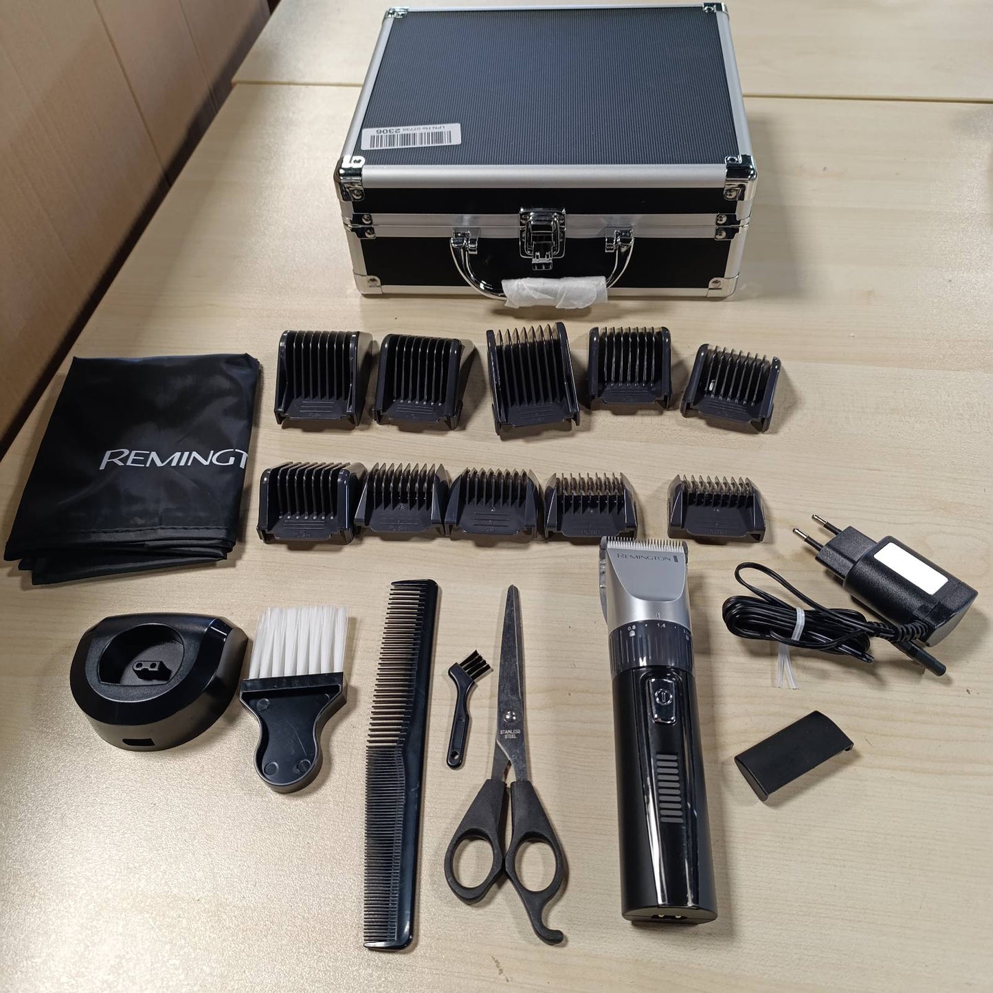 315786 - REMINGTON Makinë Prerëse Flokësh HC5811, Tehë Qeramike Vetëmprehëse 0.8-40 mm, Rregullim Preciz, Set Prerësish Flokësh me 10 Krehëra, Funksionim me Rrjet/Bateri, Litium, Kuti Alumini, Pelerinë Berberi