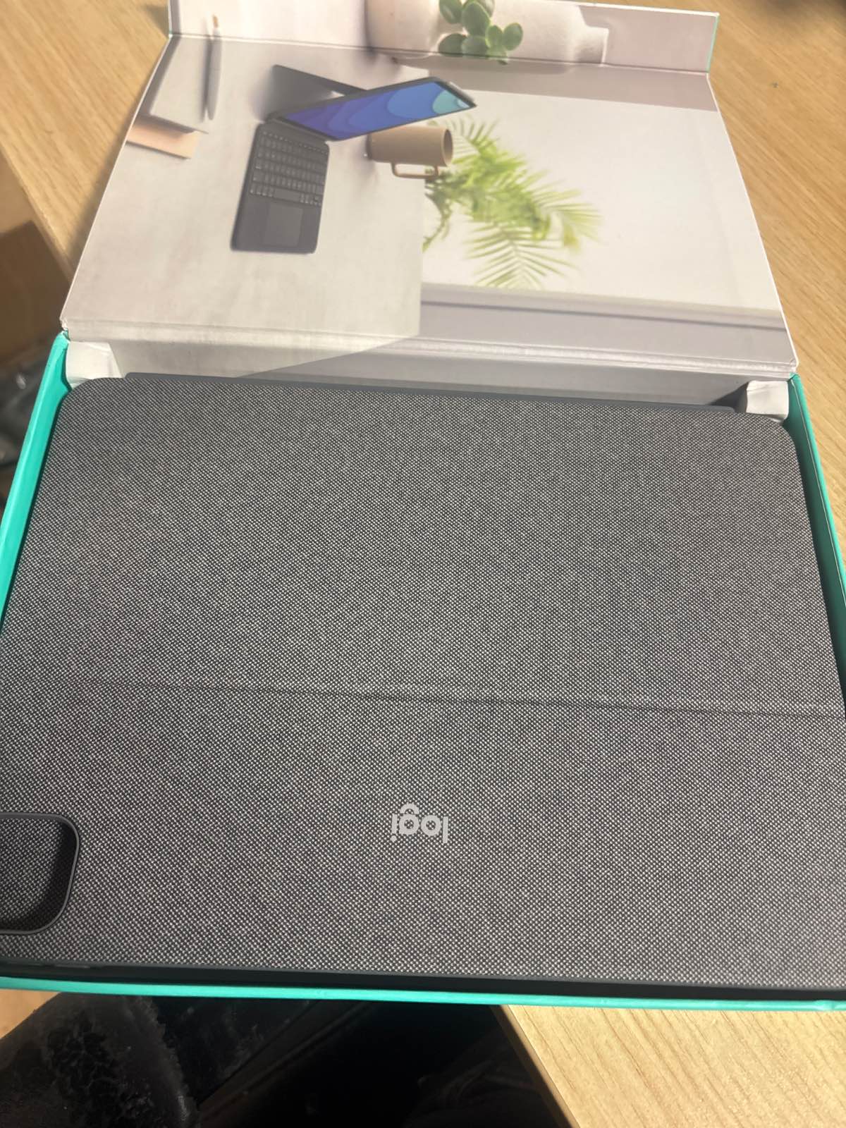 308551 - LOGITECH Kutia e tastierës Combo Touch për iPad Pro 11 inç (M4 dhe M5) (2024 dhe 2025) – Tastierë e shkëputshme me ndriçim prapa, QWERTZ gjerman - grafit