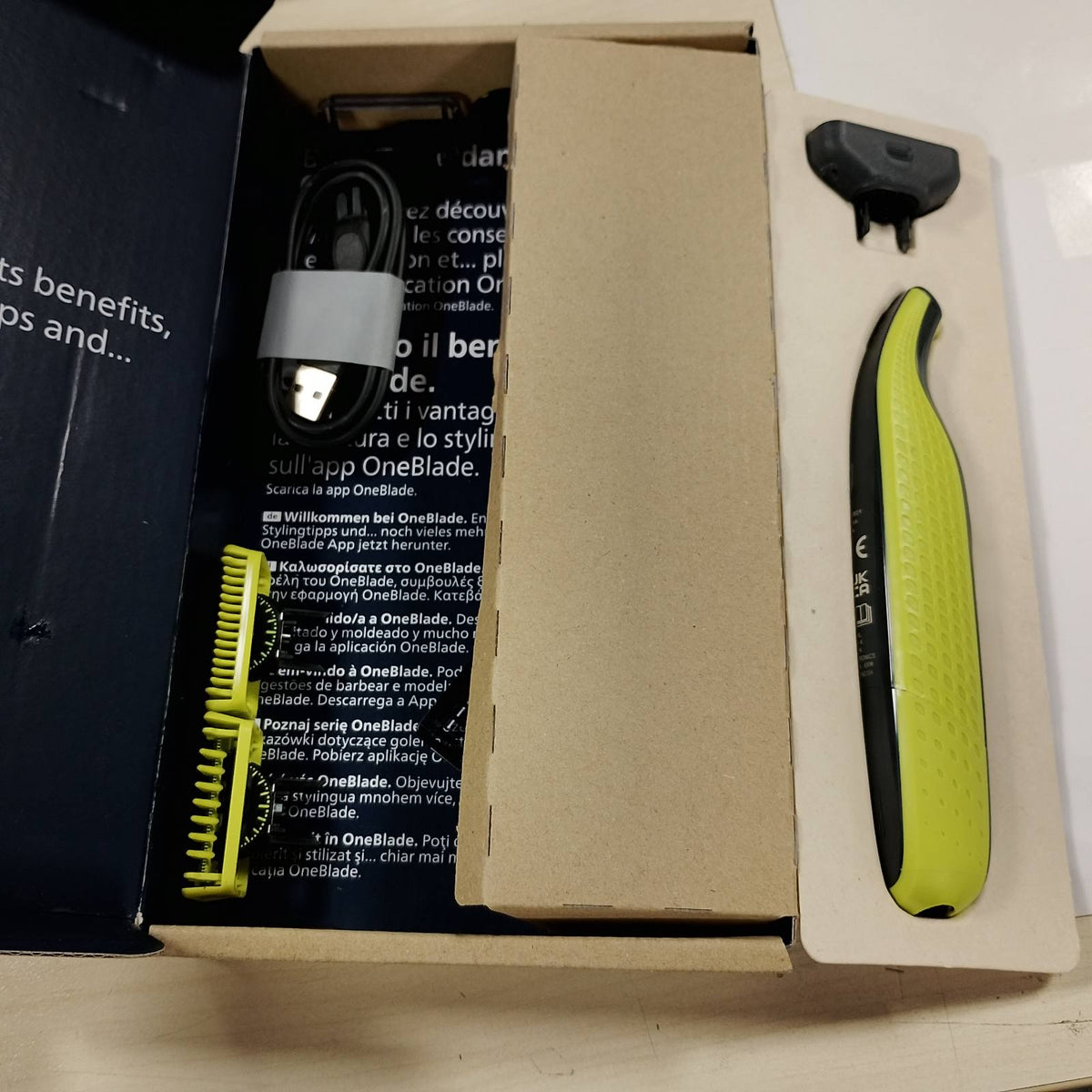 300537 - PHILIPS Prerës elektrik për mjekër OneBlade 360, 3 tehe 360, 3 krehër mjekre (1, 3, 5 mm), Model QP2824/31