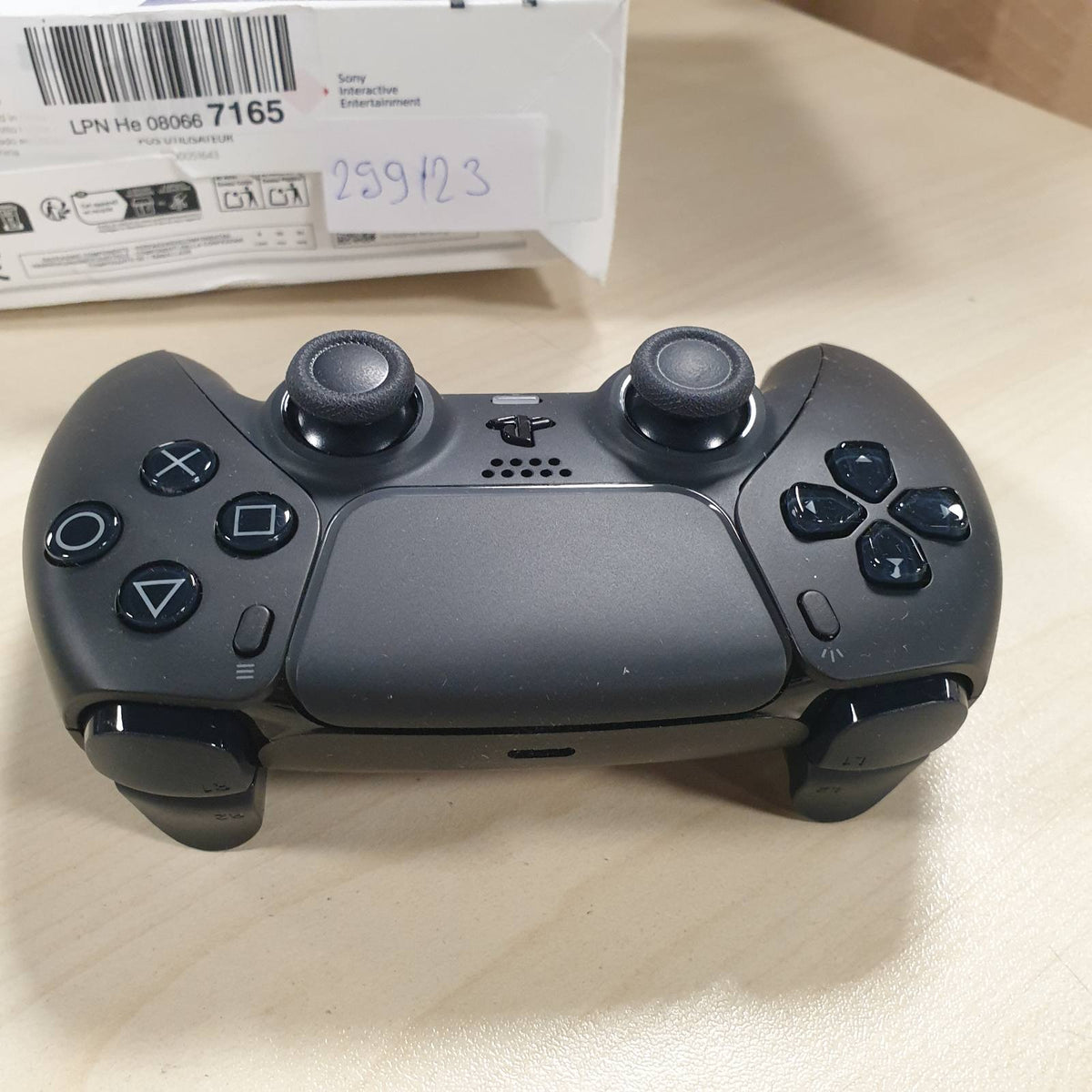 299123 - PLAYSTATION Kontrolluesi pa tel DualSense® – i zi mesnate + kabllo USB për PC