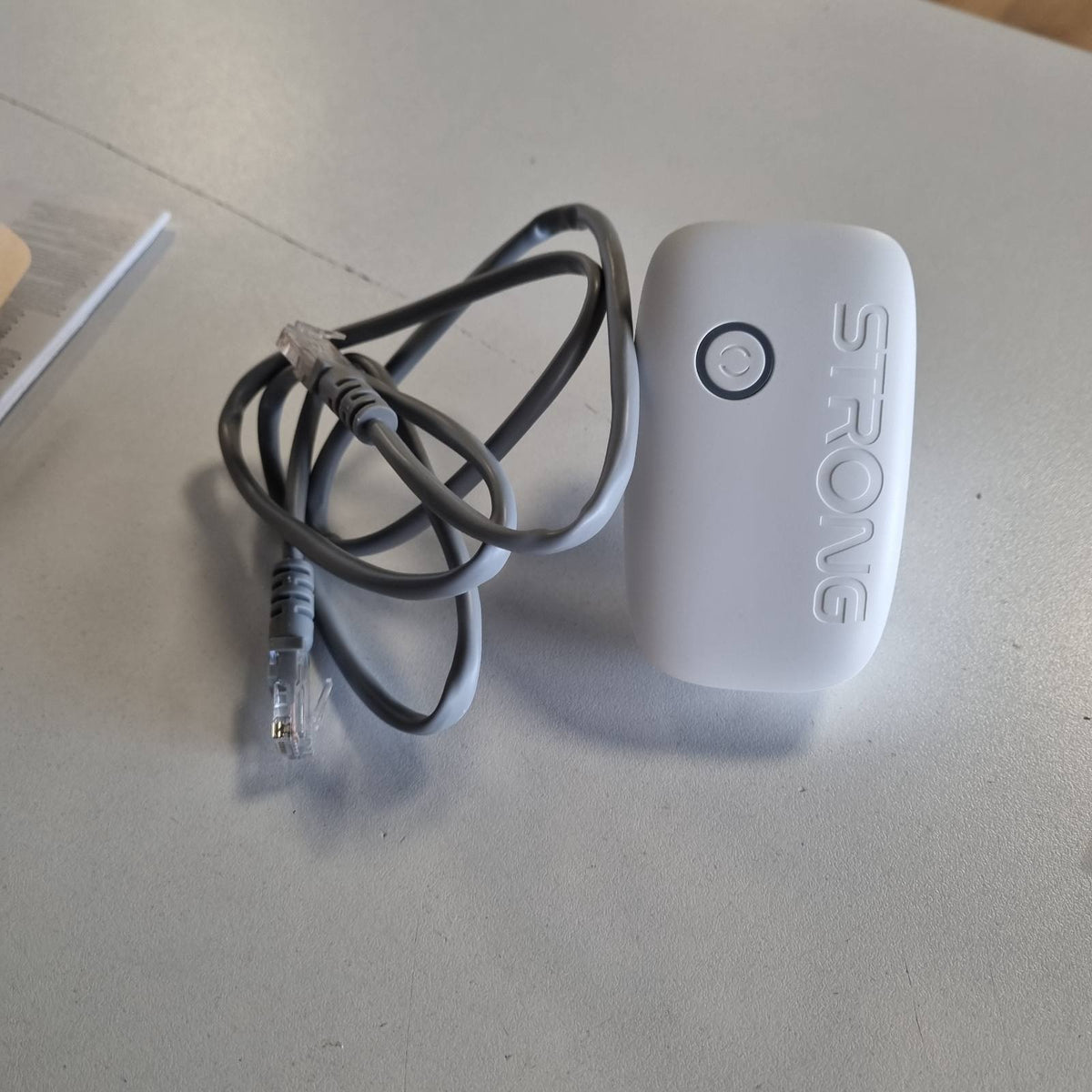 305277 - STRONG Amplifikator WiFi AC1200 për prizë elektrike, Përsëritës WiFi me dy banda, portë LAN, pikë aksesi, i pajtueshëm me të gjithë routerat
