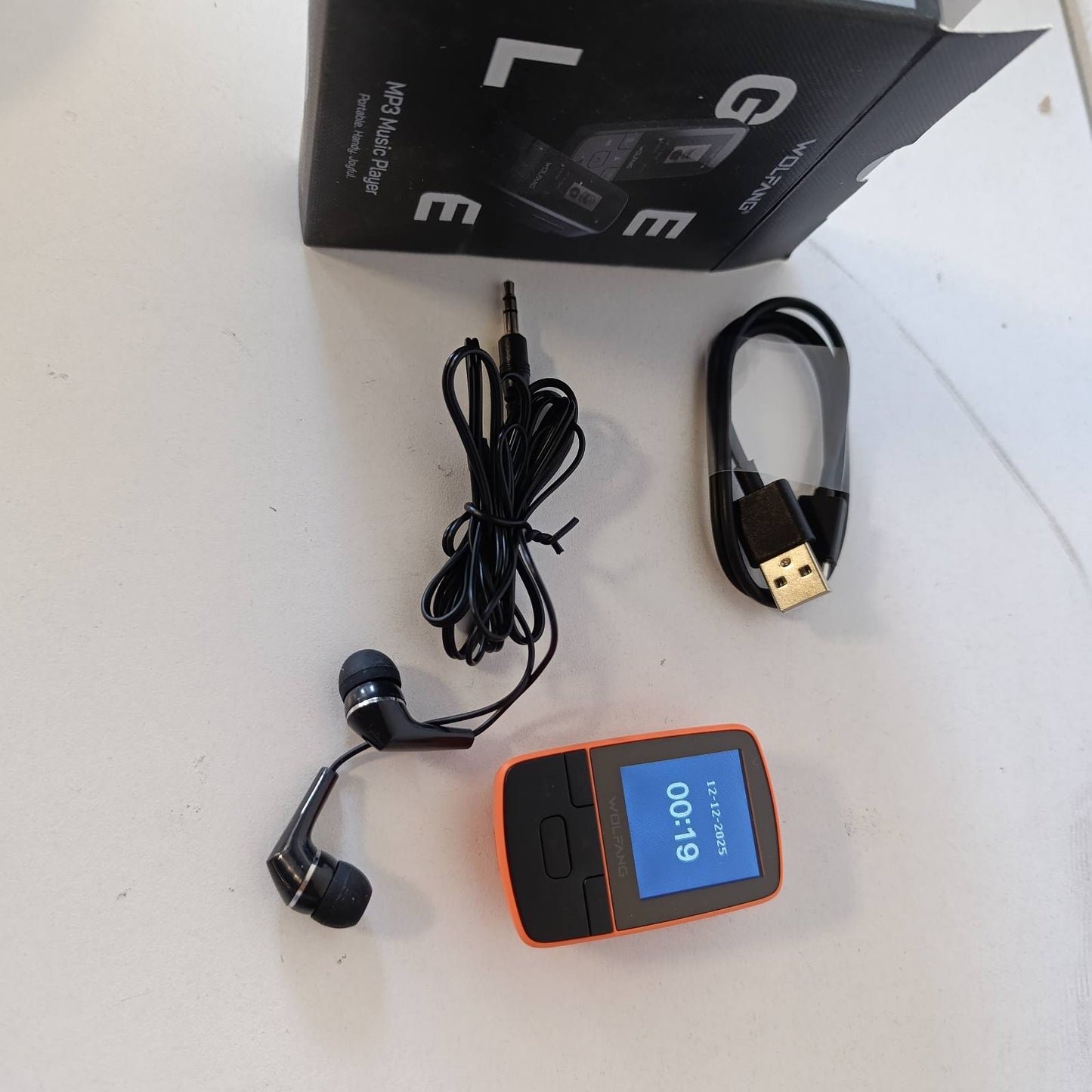 276603 - WOLFANG Pajisje MP3 me Bluetooth 5.2, kapëse sportive, madhësi mini, peshon 1 oz, radio HiF FM, regjistrues zëri, përfshin kufje, Ngjyra: Portokalli