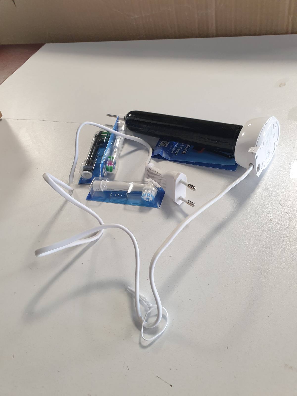 321013 - ORAL-B Furçë dhëmbësh elektrike Pro Series 3 Plus Edition e zezë, 3 koka furçe, me kontroll vizual të presionit 360°