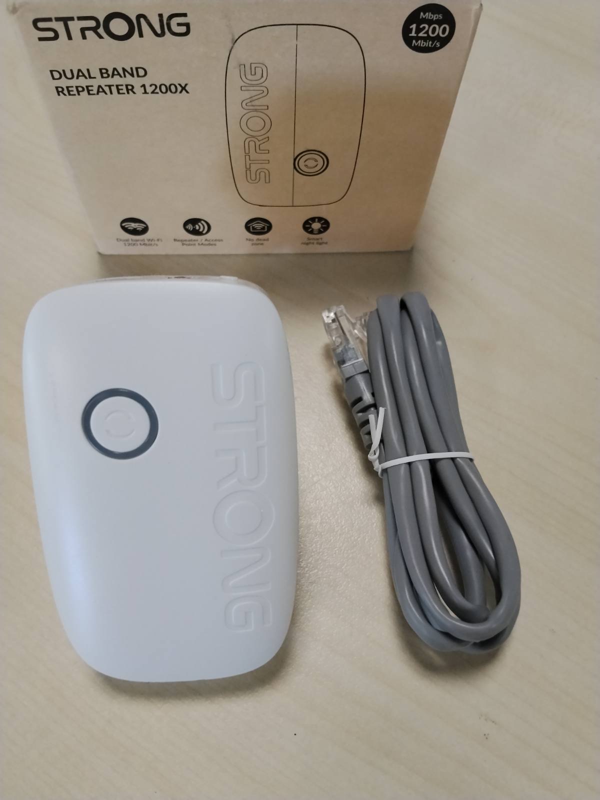309838 - STRONG Amplifikator WiFi AC1200 për prizë elektrike, Përsëritës WiFi me dy banda, portë LAN, pikë aksesi, i pajtueshëm me të gjithë routerat