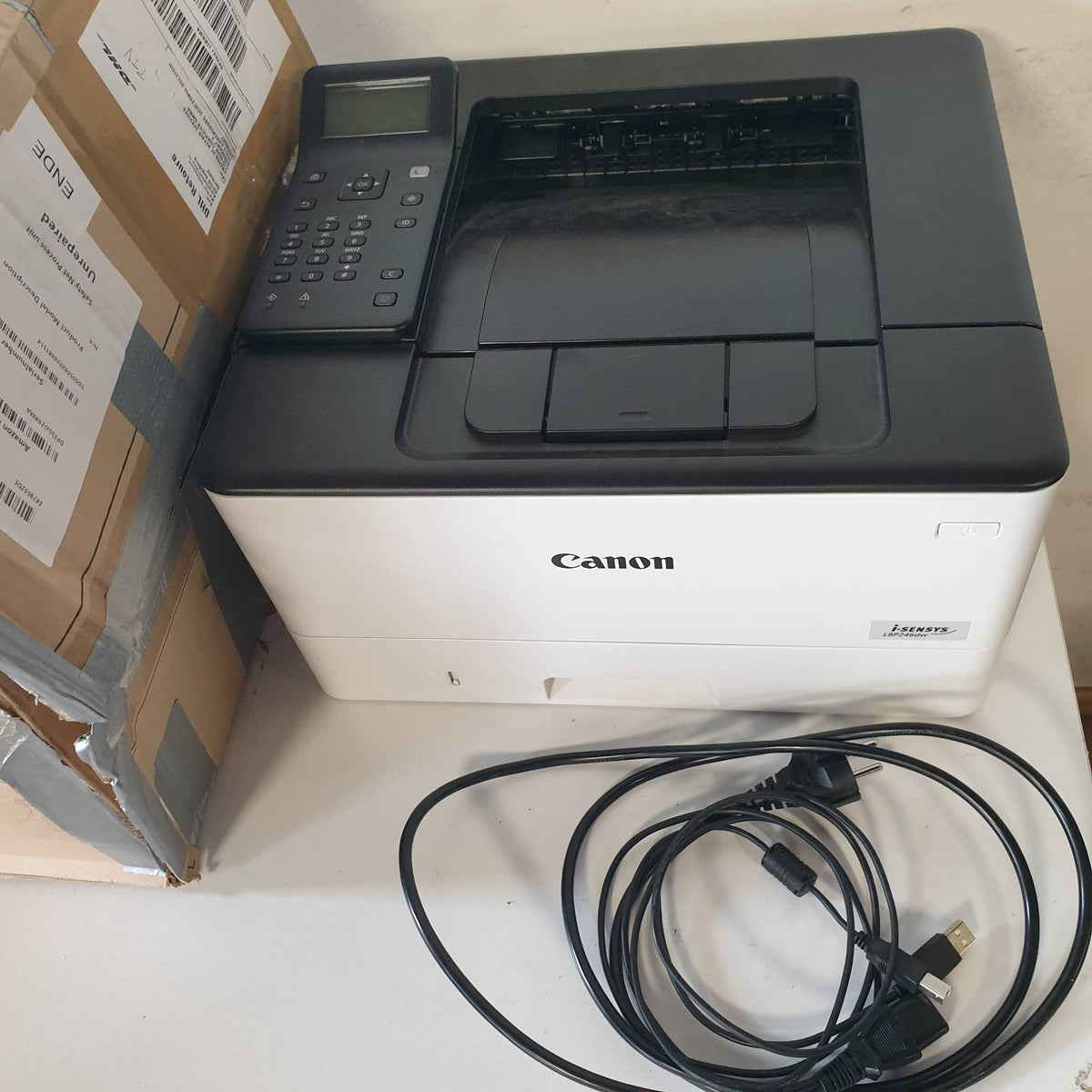305020 - CANON I-SENSYS LBP246DW PRINTER LAZER BARDH E ZI A4, USB, LAN, WLAN, SIRTAR LETRE ME 250 FLETË, LCD ME 5 RRESHTA, PRINTIM NGA TË DYJA ANËT