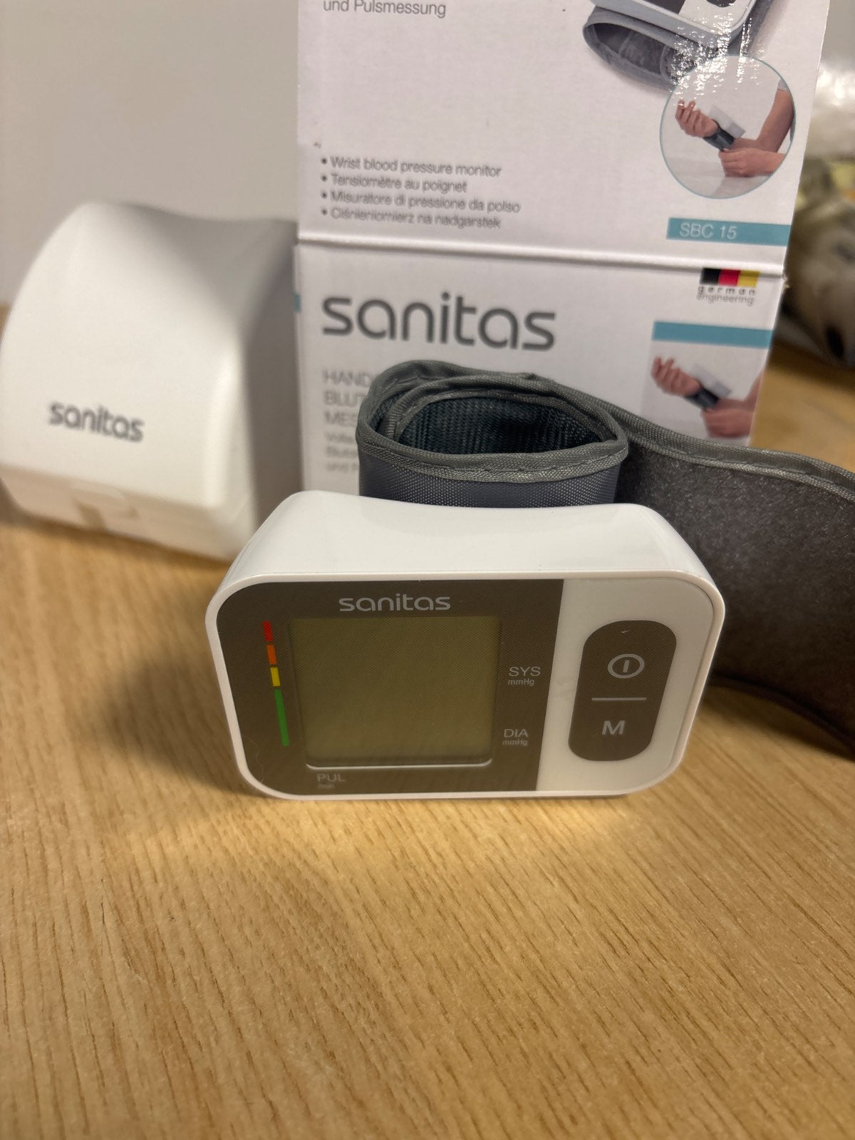 302211 - SANITAS Monitor i tensionit të gjakut SBC 15 për kyçin e dorës; Matje automatike e tensionit të gjakut dhe pulsit, funksion paralajmërues për aritmi