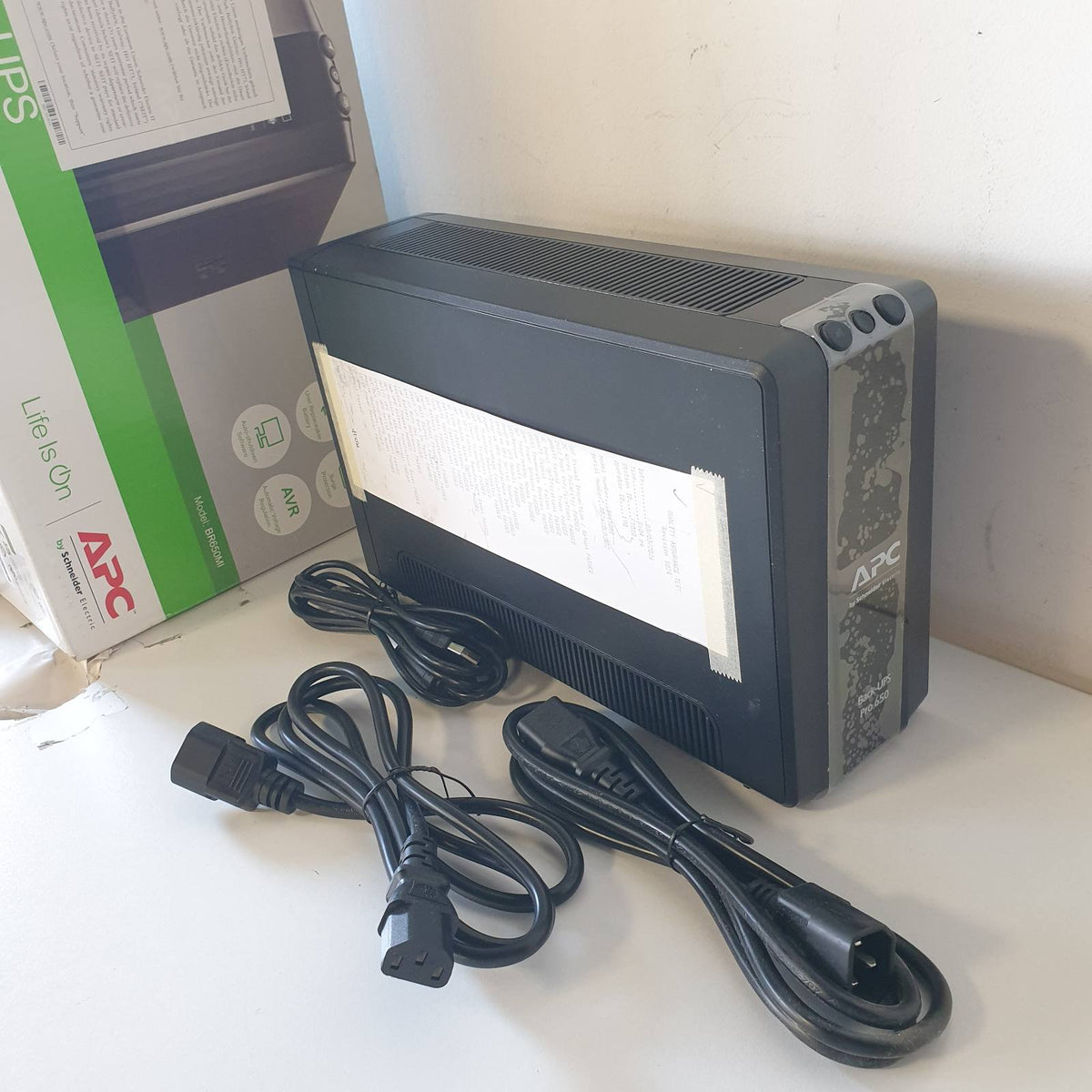 309447 - APC BY SCHNEIDER ELECTRIC Back UPS PRO - BR650MI - UPS 650VA, 6 priza IEC, ndërfaqe LCD, mbrojtje e linjës së të dhënave 1GB