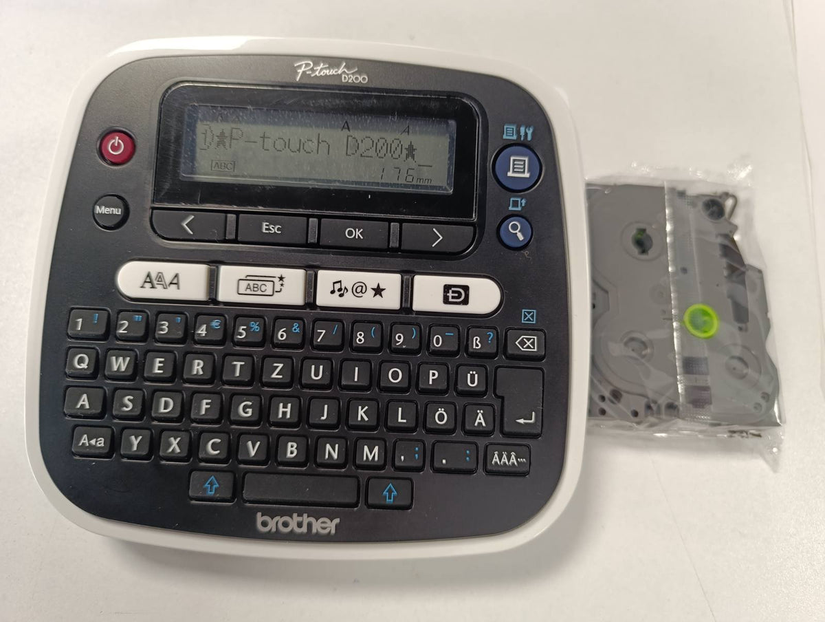 309814 - Brother Printer Etiketash PT-D200BW për shirita etiketash TZe me gjerësi 3.5 deri në 12 mm, shpejtësi printimi deri në 20 mm/sek, i Zi