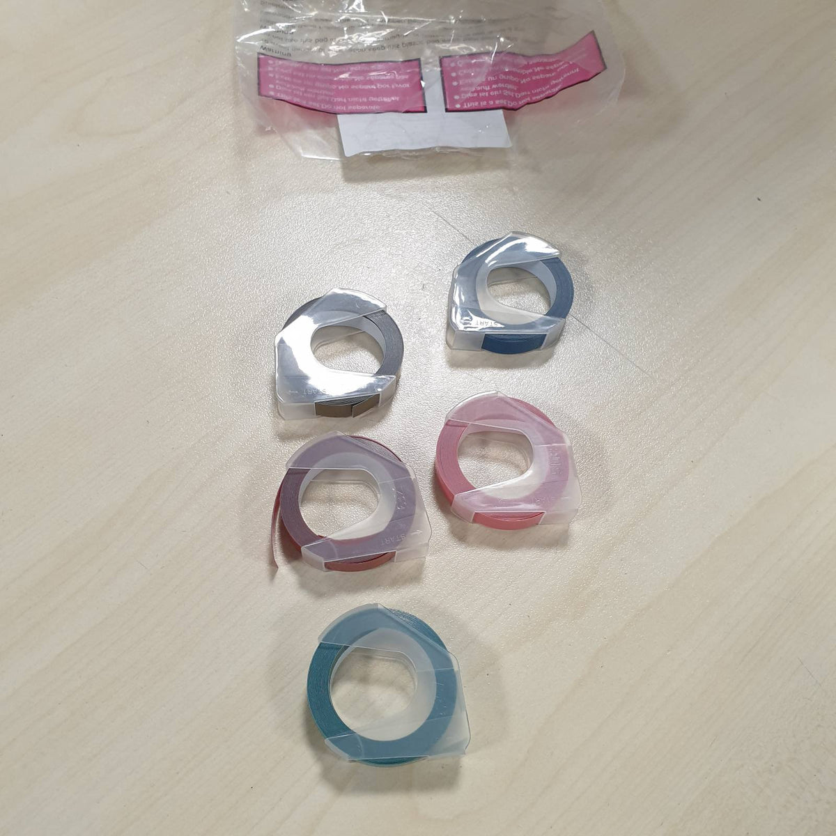 310422 - VOLENGO Shirita stampimi për krijuesit e etiketave Dymo, i pajtueshëm me makinat Dymo Omega, 9 mm x 3m, 5 rrotulla, ngjyrat: i artë, i kuq, rozë, jeshil, blu