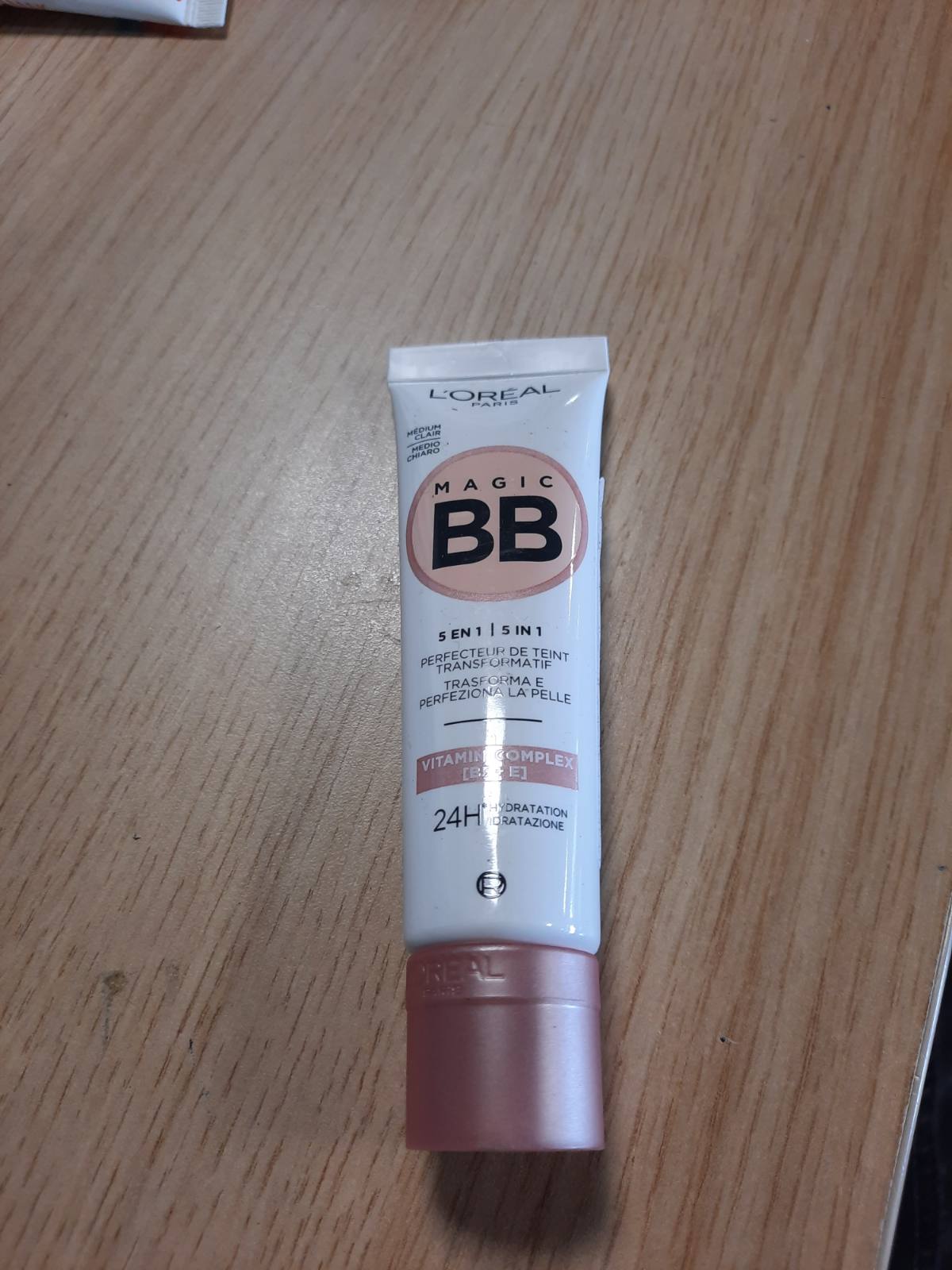 302572 - L'ORÉAL PARIS Krem Hidratues dhe me Ngjyrë, Me Vitamina B5 dhe E, 30 ml, SPF 20, 03 Medium Light