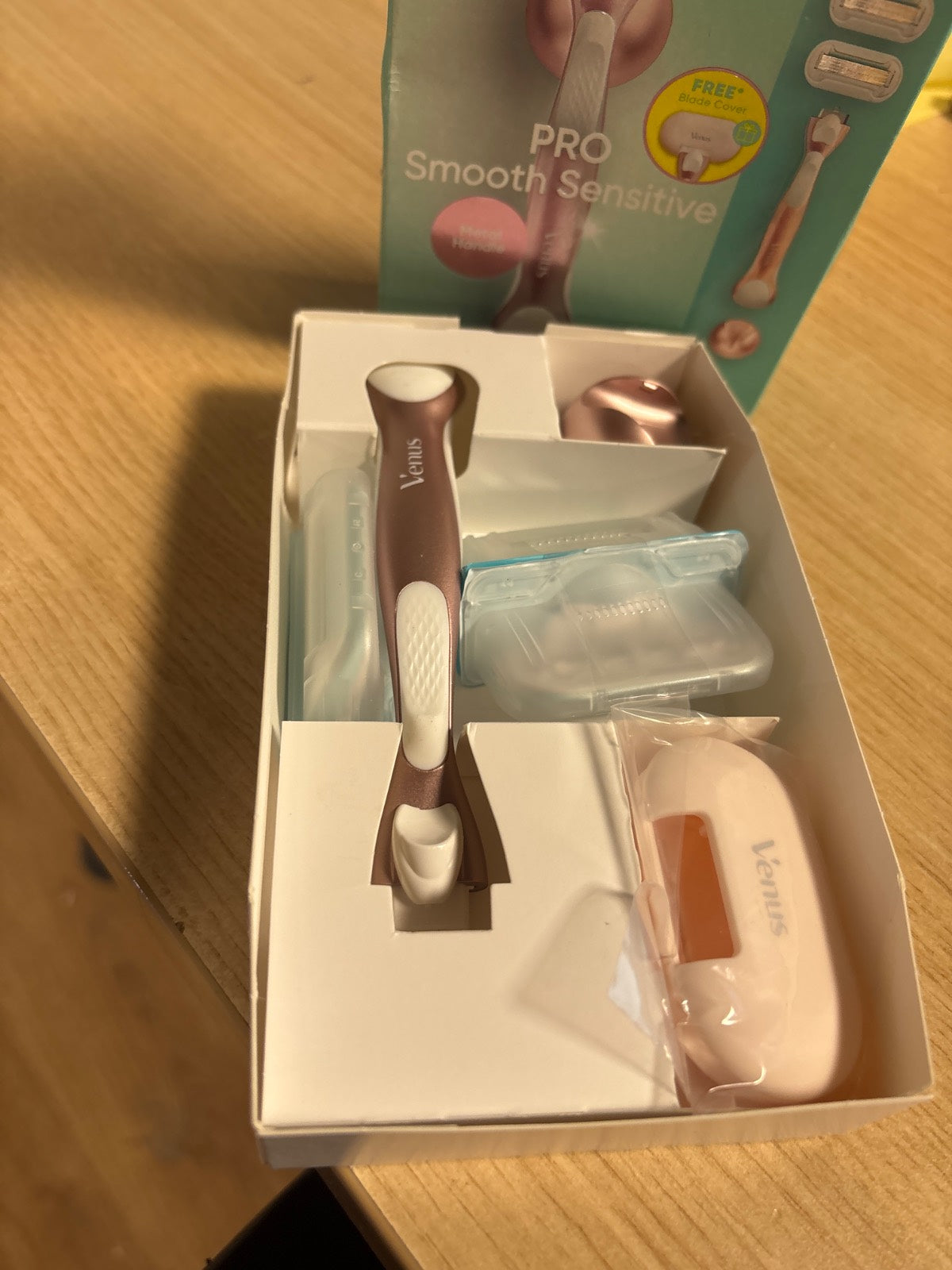 321183 - GILLETTE Brisk Venus Pro Smooth Sensitive për Femra, Rozë e Artë