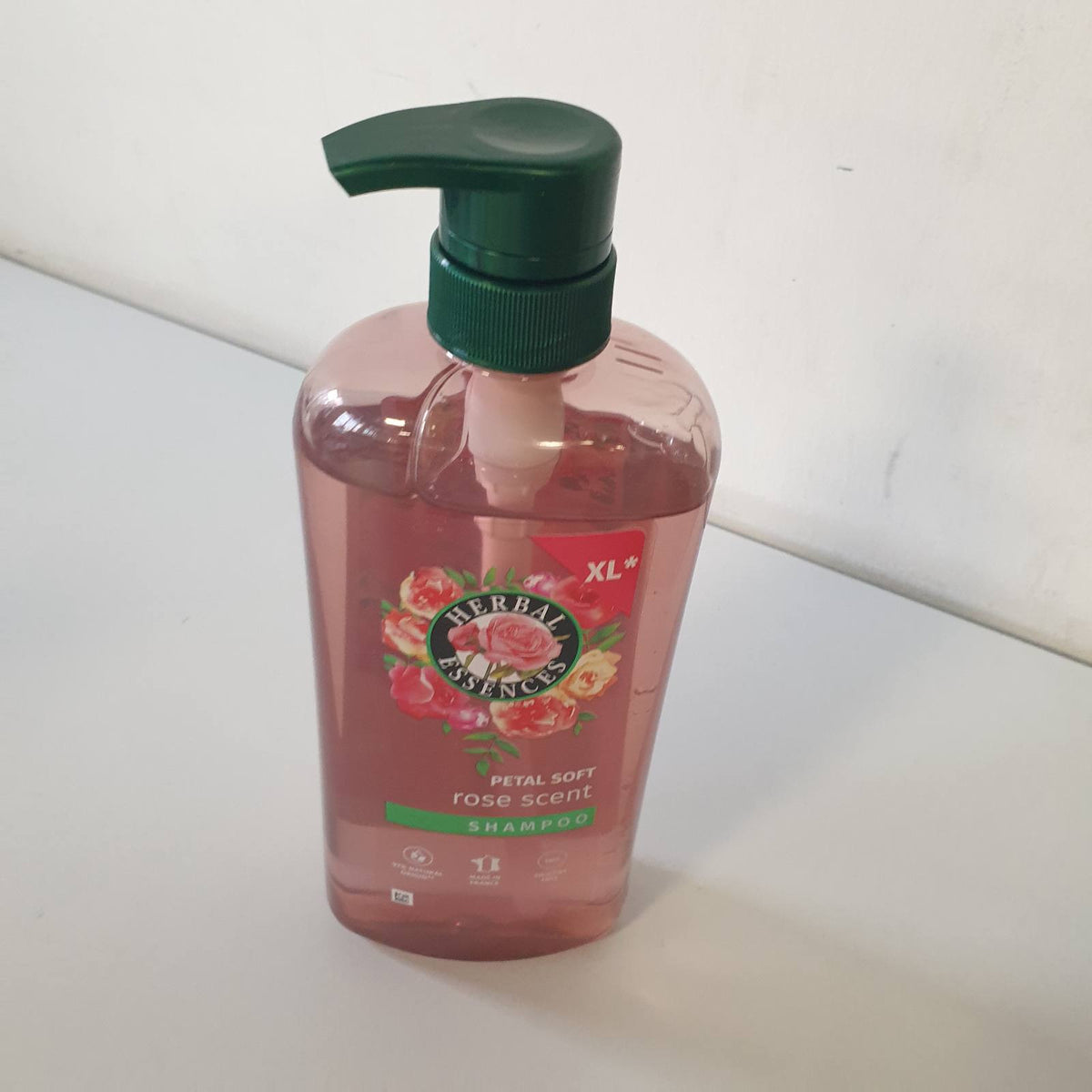 306621 - HERBAL ESSENCES Shampo e butë me aromë trëndafili, 650 ml, për flokë të thatë dhe të mëndafshtë, me esencë trëndafili, pa silikon, vegan dhe pa mizori.