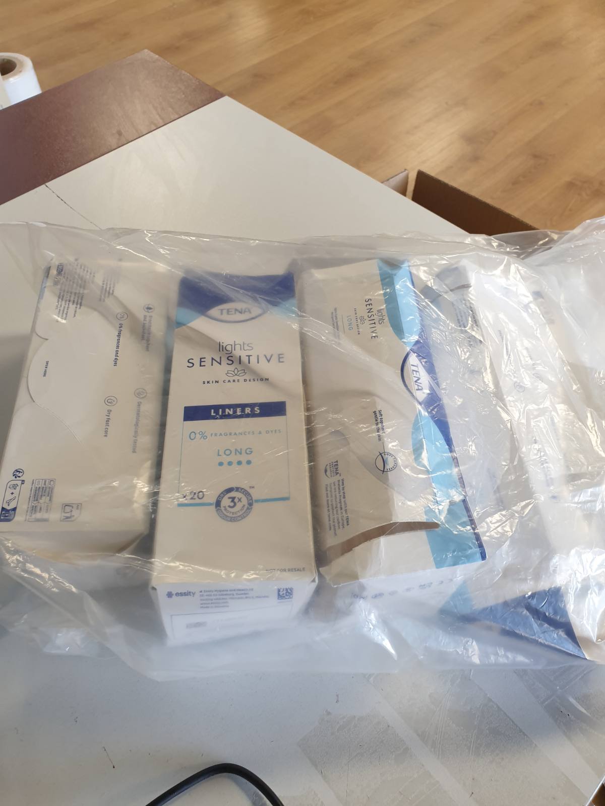 321384 - TENA Mbrojtëse të gjata për inkontinencë Lights për femra - 120 mbulesa (Pako 1-Mujore) - Për lëkurë të ndjeshme - Mbrojtëse thithëse për rrjedhje të lehta urinare